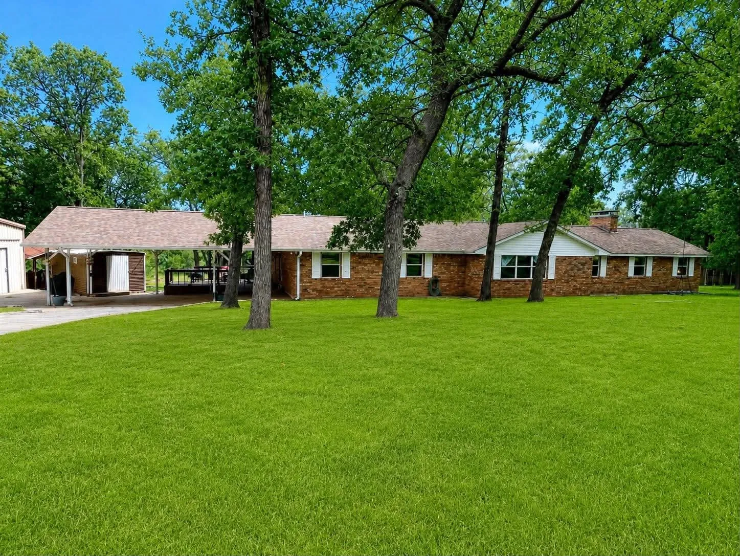 Single Family Residence For Sale in Henderson County , 7761 Fm 2494, Athens, Texas 75751, 4 Bedrooms, 2 Bathrooms, Garage spaces, 2,500 Sqft, built in 1978, Price $699,900, mls#21334944, Real Estate Agent in Athens, Homes For Sale in Henderson county, Homes For Sale in Athens, Realtor in Athens Texas, Real Estate Brokerage Independent Realty Texas, Luminita Cordes Realtor