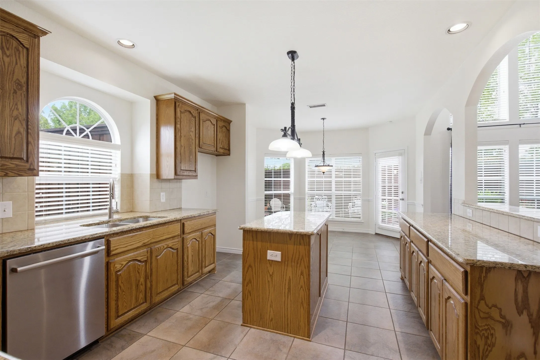 Single Family Residence For Sale in Dallas County , 2305 Trickling Creek Drive, Garland, Texas 75041, 5 Bedroom, 4 Bathroom, 2 Garage spaces, 3,588 Sqft, built in 2009, mls#21338950, Real Estate Agent in Garland, Homes For Sale in Dallas county, Homes For Sale in Garland, Realtor in Garland Texas, Real Estate Brokerage Independent Realty Texas, Luminita Cordes Realtor
