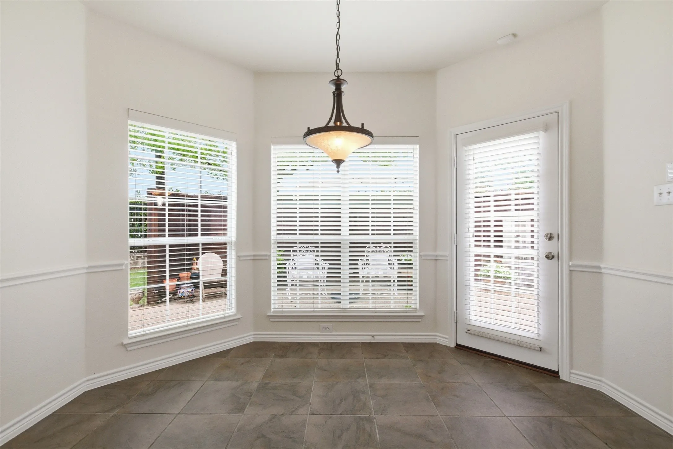 Single Family Residence For Sale in Dallas County , 2305 Trickling Creek Drive, Garland, Texas 75041, 5 Bedroom, 4 Bathroom, 2 Garage spaces, 3,588 Sqft, built in 2009, mls#21338950, Real Estate Agent in Garland, Homes For Sale in Dallas county, Homes For Sale in Garland, Realtor in Garland Texas, Real Estate Brokerage Independent Realty Texas, Luminita Cordes Realtor