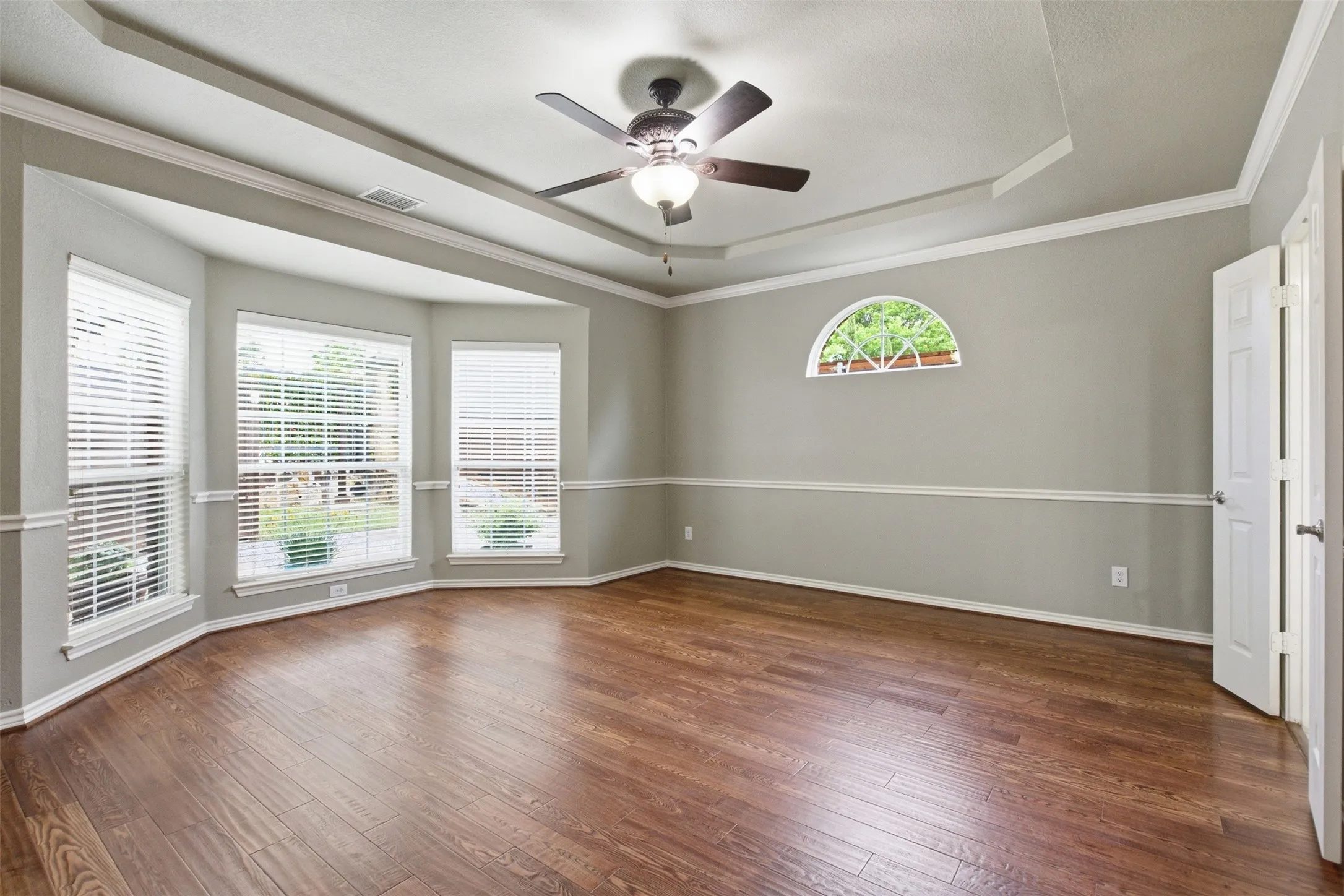 Single Family Residence For Sale in Dallas County , 2305 Trickling Creek Drive, Garland, Texas 75041, 5 Bedroom, 4 Bathroom, 2 Garage spaces, 3,588 Sqft, built in 2009, mls#21338950, Real Estate Agent in Garland, Homes For Sale in Dallas county, Homes For Sale in Garland, Realtor in Garland Texas, Real Estate Brokerage Independent Realty Texas, Luminita Cordes Realtor