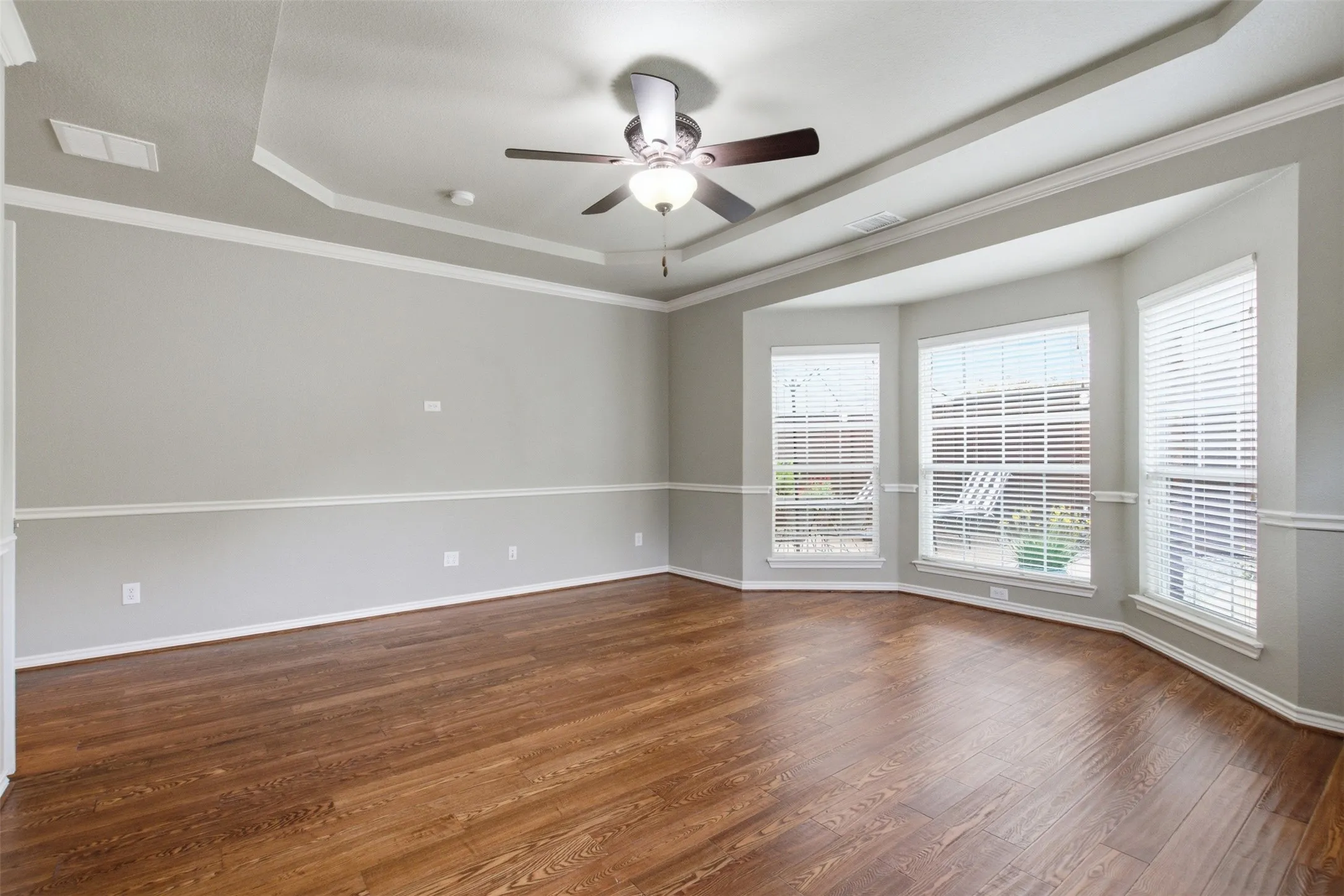 Single Family Residence For Sale in Dallas County , 2305 Trickling Creek Drive, Garland, Texas 75041, 5 Bedroom, 4 Bathroom, 2 Garage spaces, 3,588 Sqft, built in 2009, mls#21338950, Real Estate Agent in Garland, Homes For Sale in Dallas county, Homes For Sale in Garland, Realtor in Garland Texas, Real Estate Brokerage Independent Realty Texas, Luminita Cordes Realtor