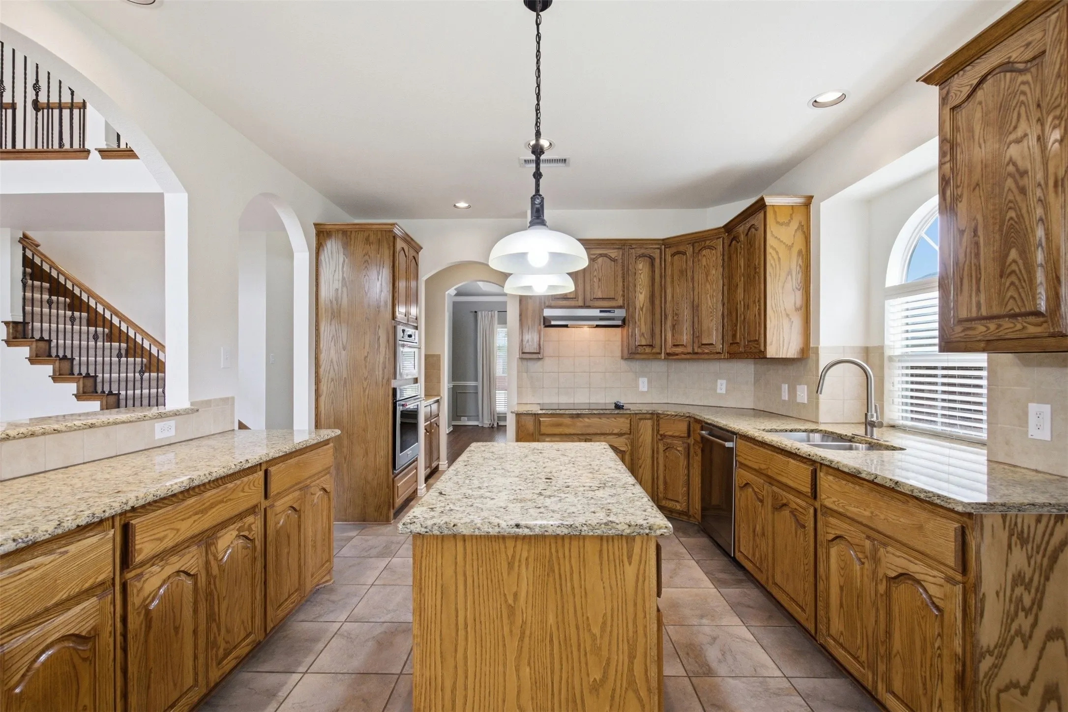 Single Family Residence For Sale in Dallas County , 2305 Trickling Creek Drive, Garland, Texas 75041, 5 Bedroom, 4 Bathroom, 2 Garage spaces, 3,588 Sqft, built in 2009, mls#21338950, Real Estate Agent in Garland, Homes For Sale in Dallas county, Homes For Sale in Garland, Realtor in Garland Texas, Real Estate Brokerage Independent Realty Texas, Luminita Cordes Realtor