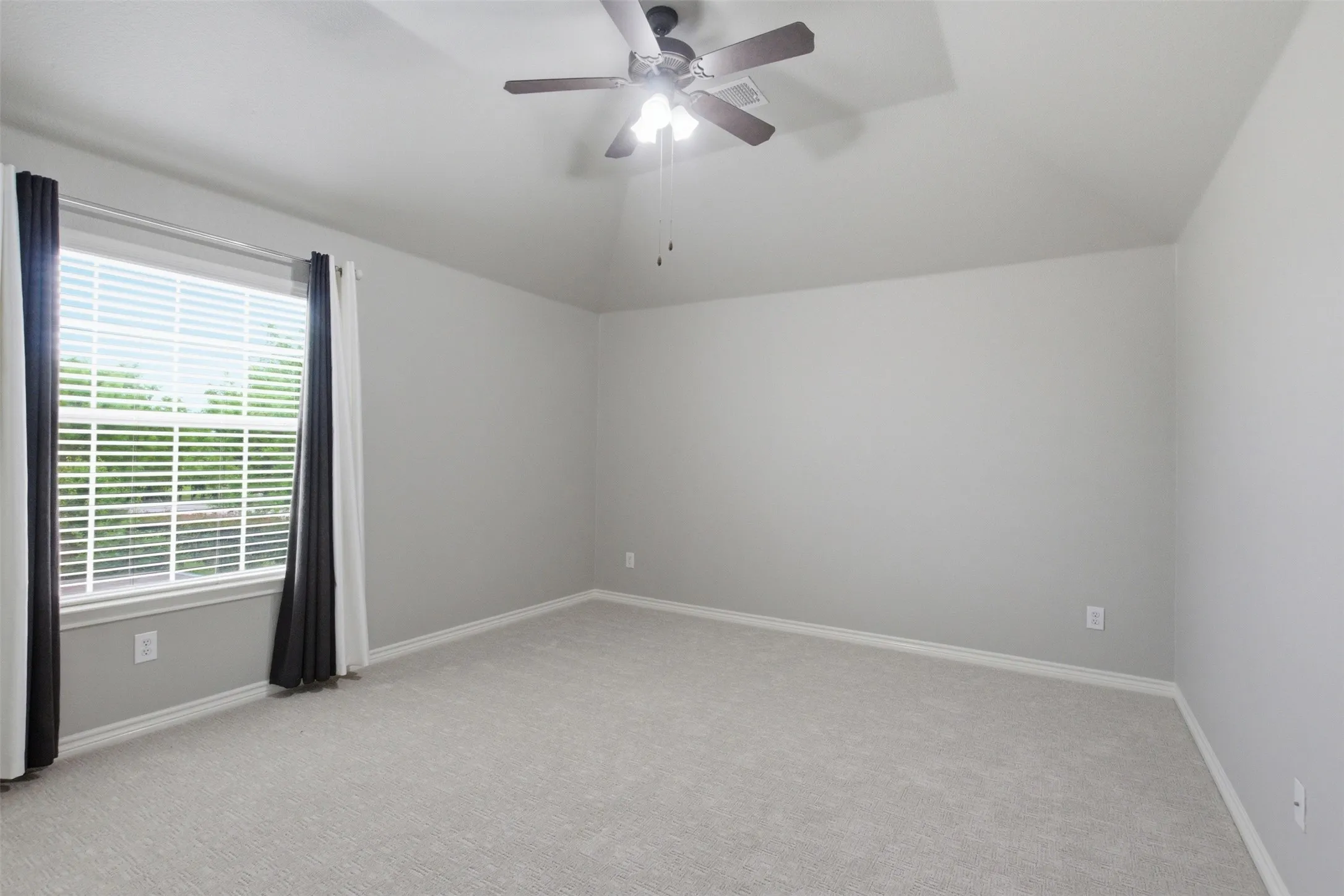 Single Family Residence For Sale in Dallas County , 2305 Trickling Creek Drive, Garland, Texas 75041, 5 Bedroom, 4 Bathroom, 2 Garage spaces, 3,588 Sqft, built in 2009, mls#21338950, Real Estate Agent in Garland, Homes For Sale in Dallas county, Homes For Sale in Garland, Realtor in Garland Texas, Real Estate Brokerage Independent Realty Texas, Luminita Cordes Realtor