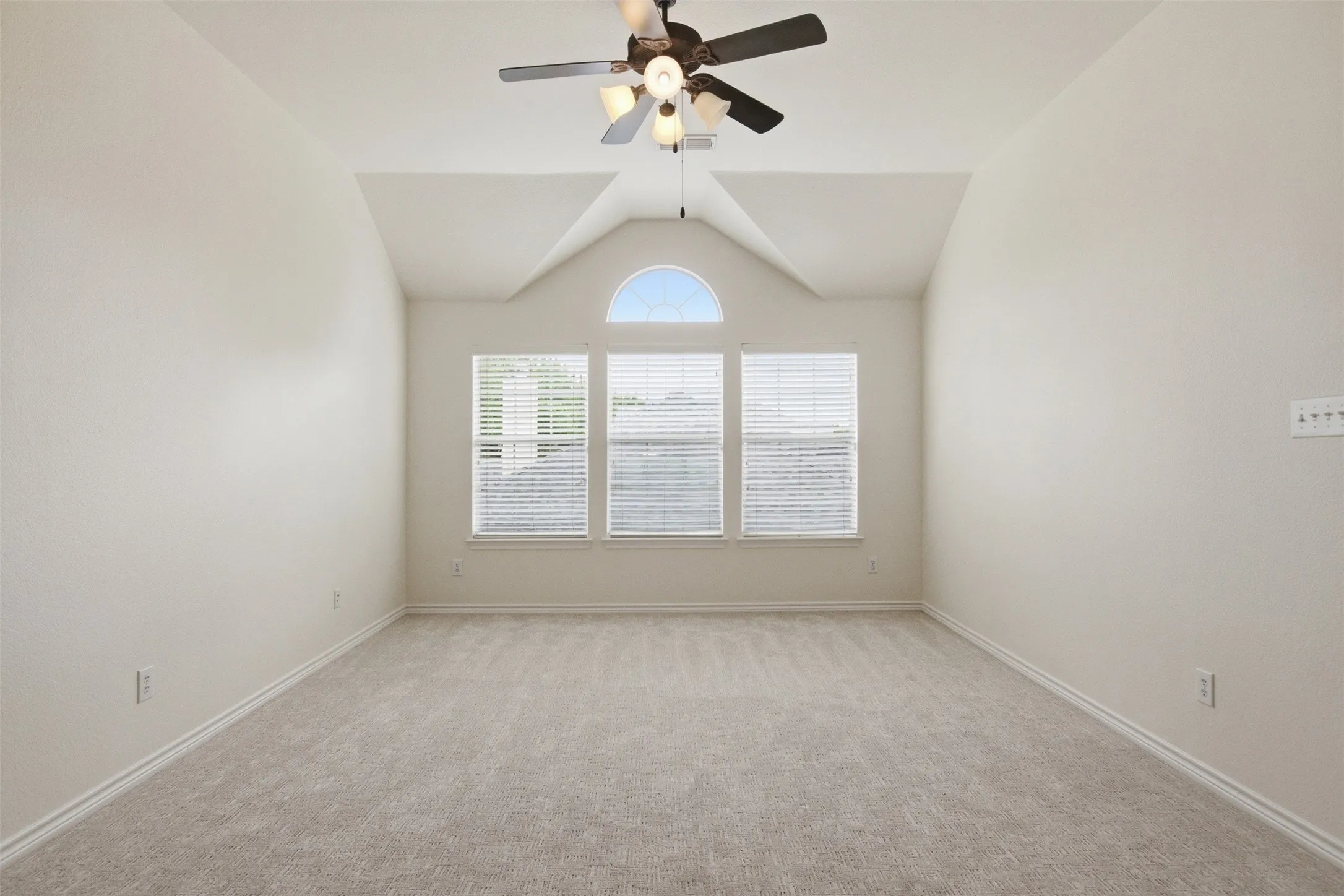 Single Family Residence For Sale in Dallas County , 2305 Trickling Creek Drive, Garland, Texas 75041, 5 Bedroom, 4 Bathroom, 2 Garage spaces, 3,588 Sqft, built in 2009, mls#21338950, Real Estate Agent in Garland, Homes For Sale in Dallas county, Homes For Sale in Garland, Realtor in Garland Texas, Real Estate Brokerage Independent Realty Texas, Luminita Cordes Realtor
