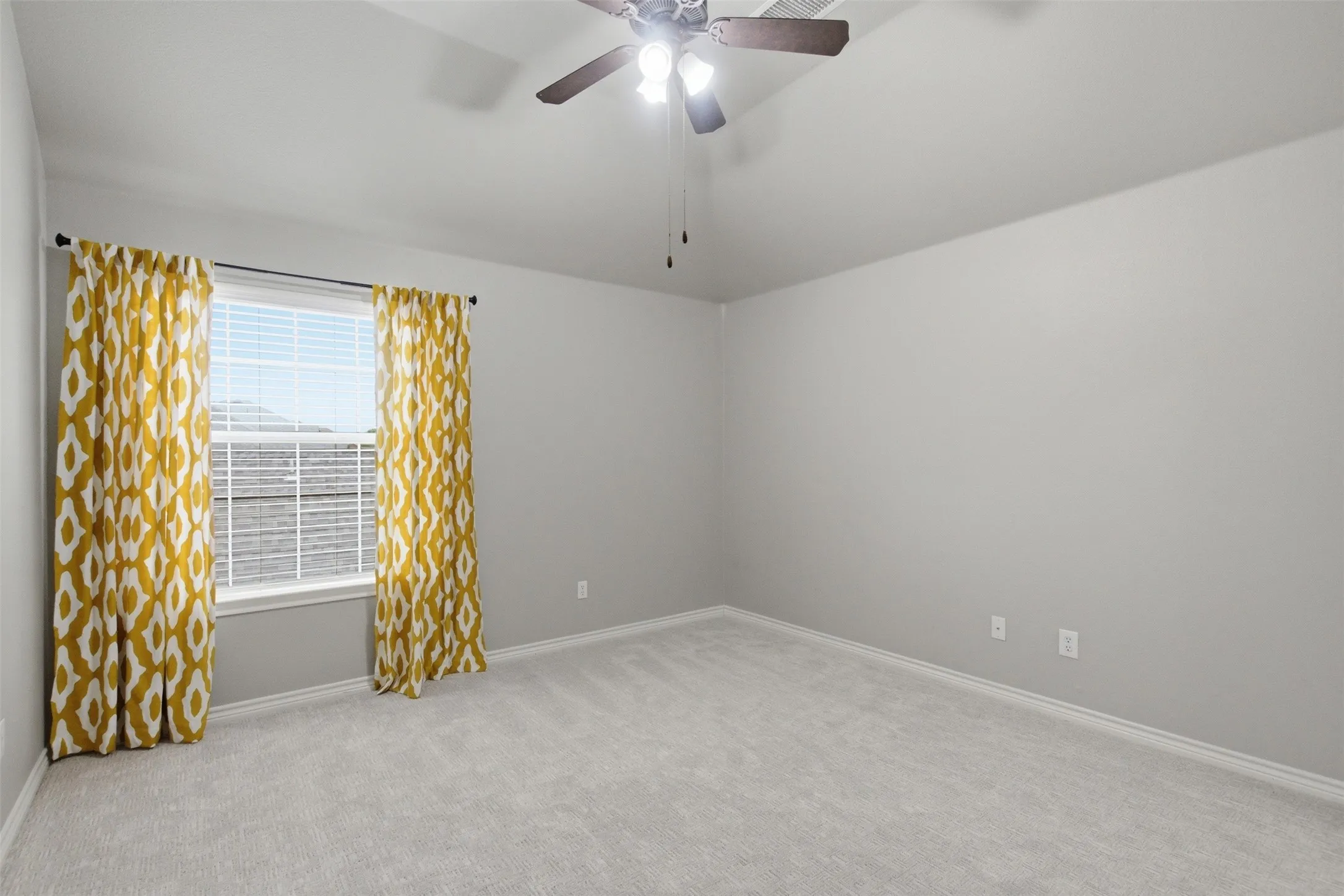 Single Family Residence For Sale in Dallas County , 2305 Trickling Creek Drive, Garland, Texas 75041, 5 Bedroom, 4 Bathroom, 2 Garage spaces, 3,588 Sqft, built in 2009, mls#21338950, Real Estate Agent in Garland, Homes For Sale in Dallas county, Homes For Sale in Garland, Realtor in Garland Texas, Real Estate Brokerage Independent Realty Texas, Luminita Cordes Realtor