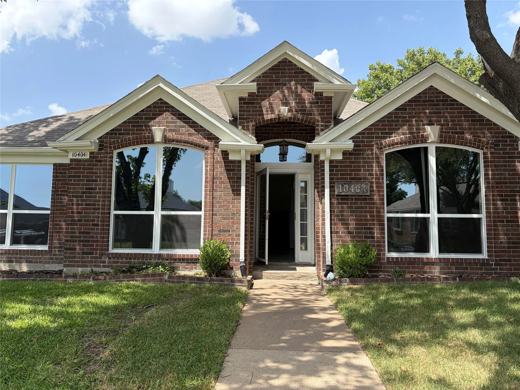 Single Family Residence For Rent in Collin County , 10404 Preston Vineyard Drive, Frisco, Texas 75035, 3 Bedrooms, 2 Bathrooms, 2 Garage spaces, 1,786 Sqft, built in 1993, Price $2,500, mls#21338954, Real Estate Agent in Frisco, Homes For Rent in Collin county, Homes For Rent in Frisco, Realtor in Frisco Texas, Real Estate Brokerage Independent Realty Texas, Luminita Cordes Realtor