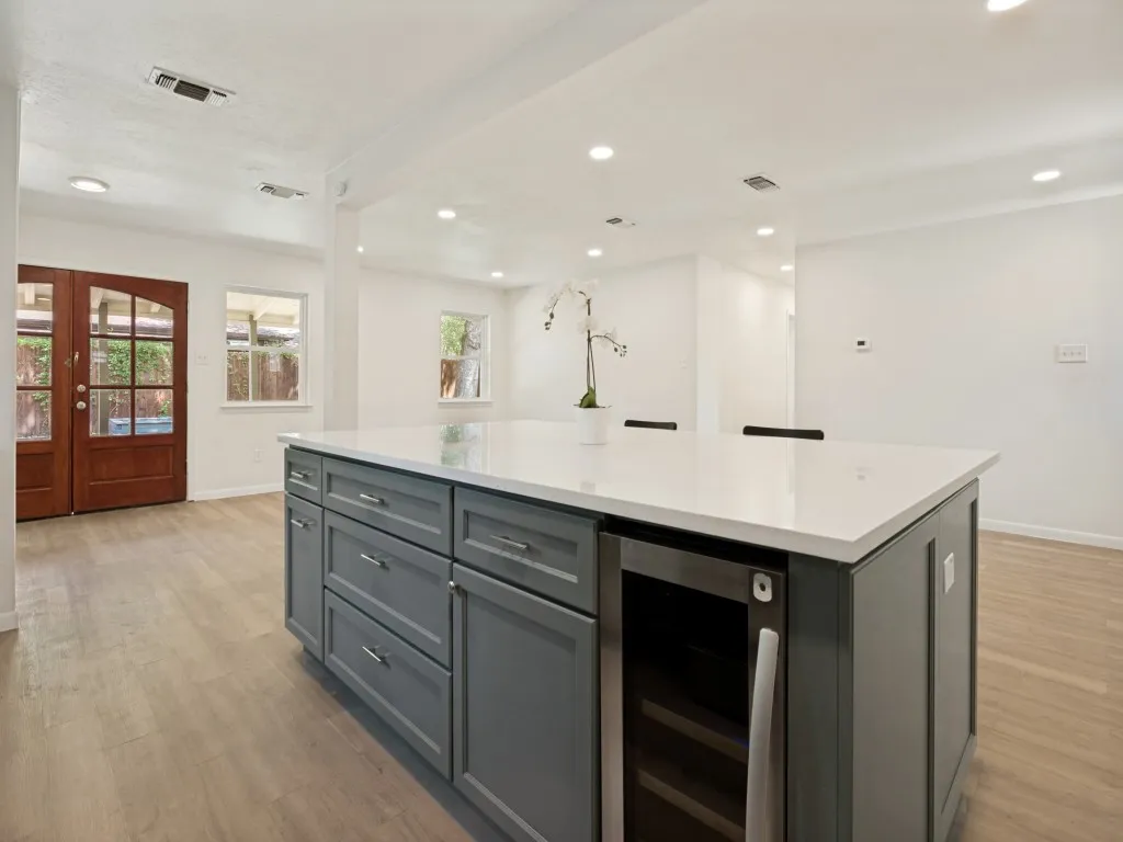Single Family Residence For Sale in Tarrant County , 2600 Olympia Court, Arlington, Texas 76013, 3 Bedroom, 2 Bathroom, 2 Garage spaces, 1,378 Sqft, built in 1964, mls#21314860, Real Estate Agent in Arlington, Homes For Sale in Tarrant county, Homes For Sale in Arlington, Realtor in Arlington Texas, Real Estate Brokerage Independent Realty Texas, Luminita Cordes Realtor
