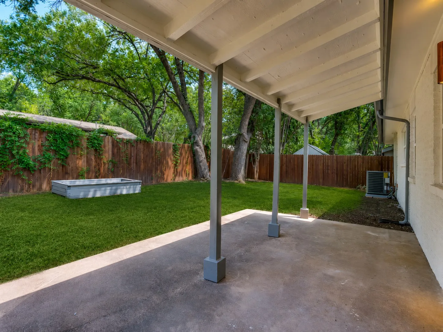Single Family Residence For Sale in Tarrant County , 2600 Olympia Court, Arlington, Texas 76013, 3 Bedroom, 2 Bathroom, 2 Garage spaces, 1,378 Sqft, built in 1964, mls#21314860, Real Estate Agent in Arlington, Homes For Sale in Tarrant county, Homes For Sale in Arlington, Realtor in Arlington Texas, Real Estate Brokerage Independent Realty Texas, Luminita Cordes Realtor