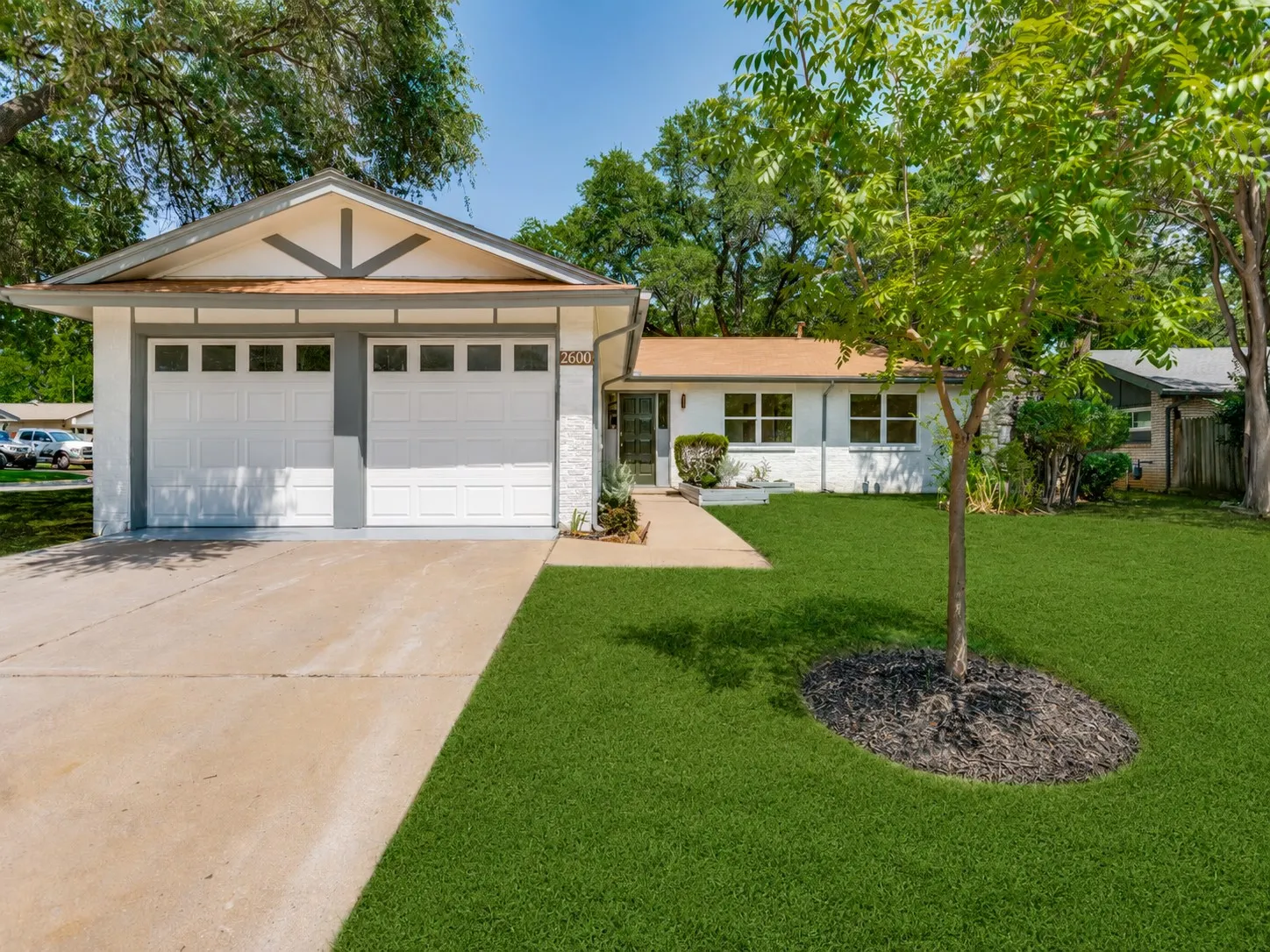 Single Family Residence For Sale in Tarrant County , 2600 Olympia Court, Arlington, Texas 76013, 3 Bedroom, 2 Bathroom, 2 Garage spaces, 1,378 Sqft, built in 1964, mls#21314860, Real Estate Agent in Arlington, Homes For Sale in Tarrant county, Homes For Sale in Arlington, Realtor in Arlington Texas, Real Estate Brokerage Independent Realty Texas, Luminita Cordes Realtor