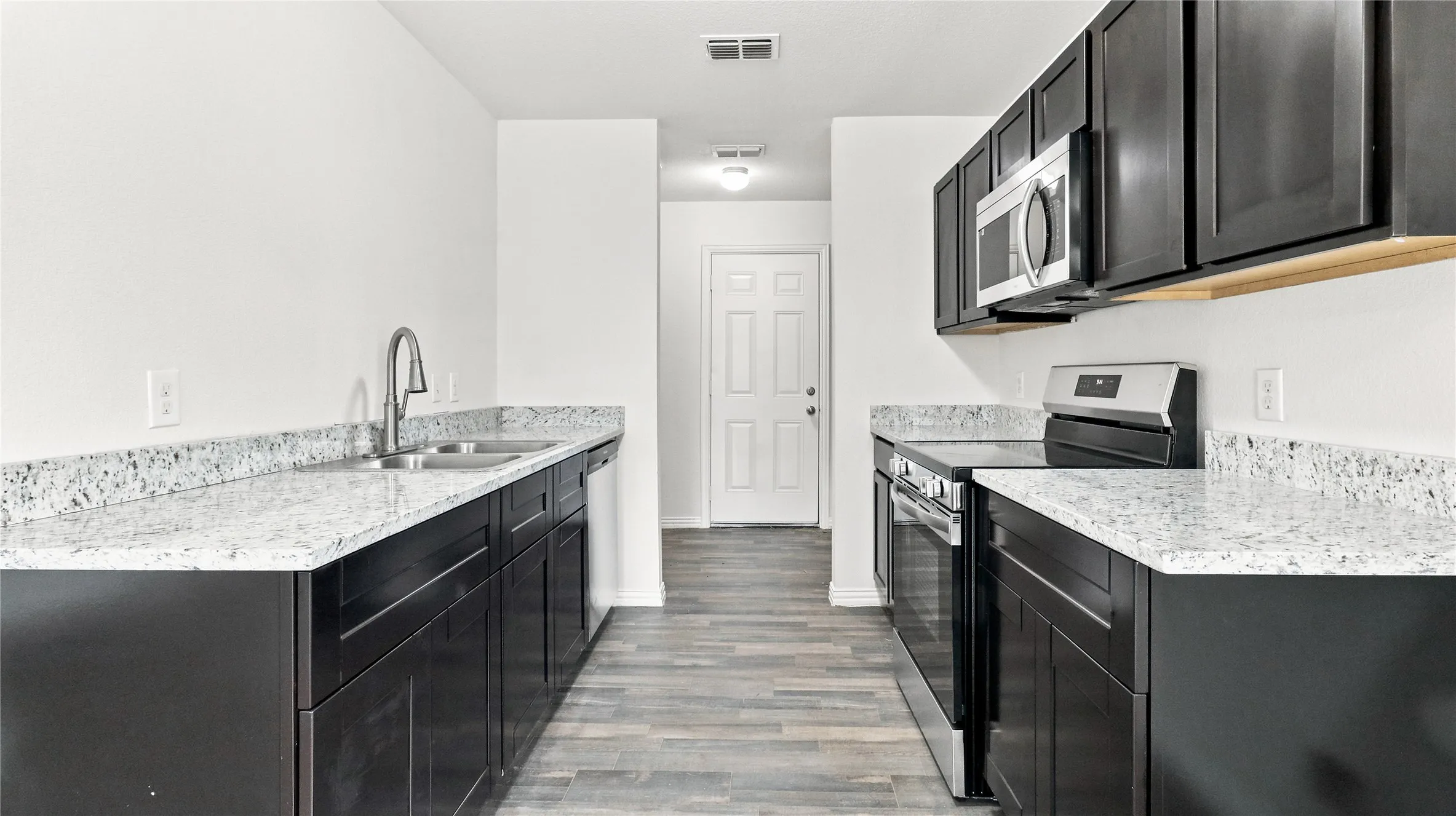 Single Family Residence For Sale in Tarrant County , 3204 Avenue L, Fort Worth, Texas 76105, 3 Bedroom, 2 Bathroom, Garage spaces, 1,090 Sqft, built in 2020, mls#21338976, Real Estate Agent in Fort Worth, Homes For Sale in Tarrant county, Homes For Sale in Fort Worth, Realtor in Fort Worth Texas, Real Estate Brokerage Independent Realty Texas, Luminita Cordes Realtor