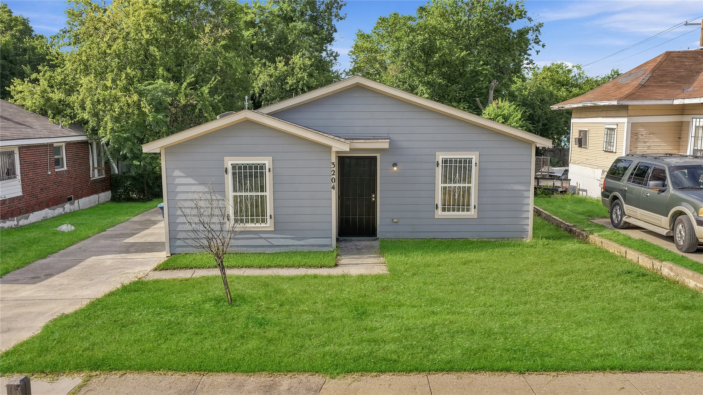 Single Family Residence For Sale in Tarrant County , 3204 Avenue L, Fort Worth, Texas 76105, 3 Bedroom, 2 Bathroom, Garage spaces, 1,090 Sqft, built in 2020, mls#21338976, Real Estate Agent in Fort Worth, Homes For Sale in Tarrant county, Homes For Sale in Fort Worth, Realtor in Fort Worth Texas, Real Estate Brokerage Independent Realty Texas, Luminita Cordes Realtor