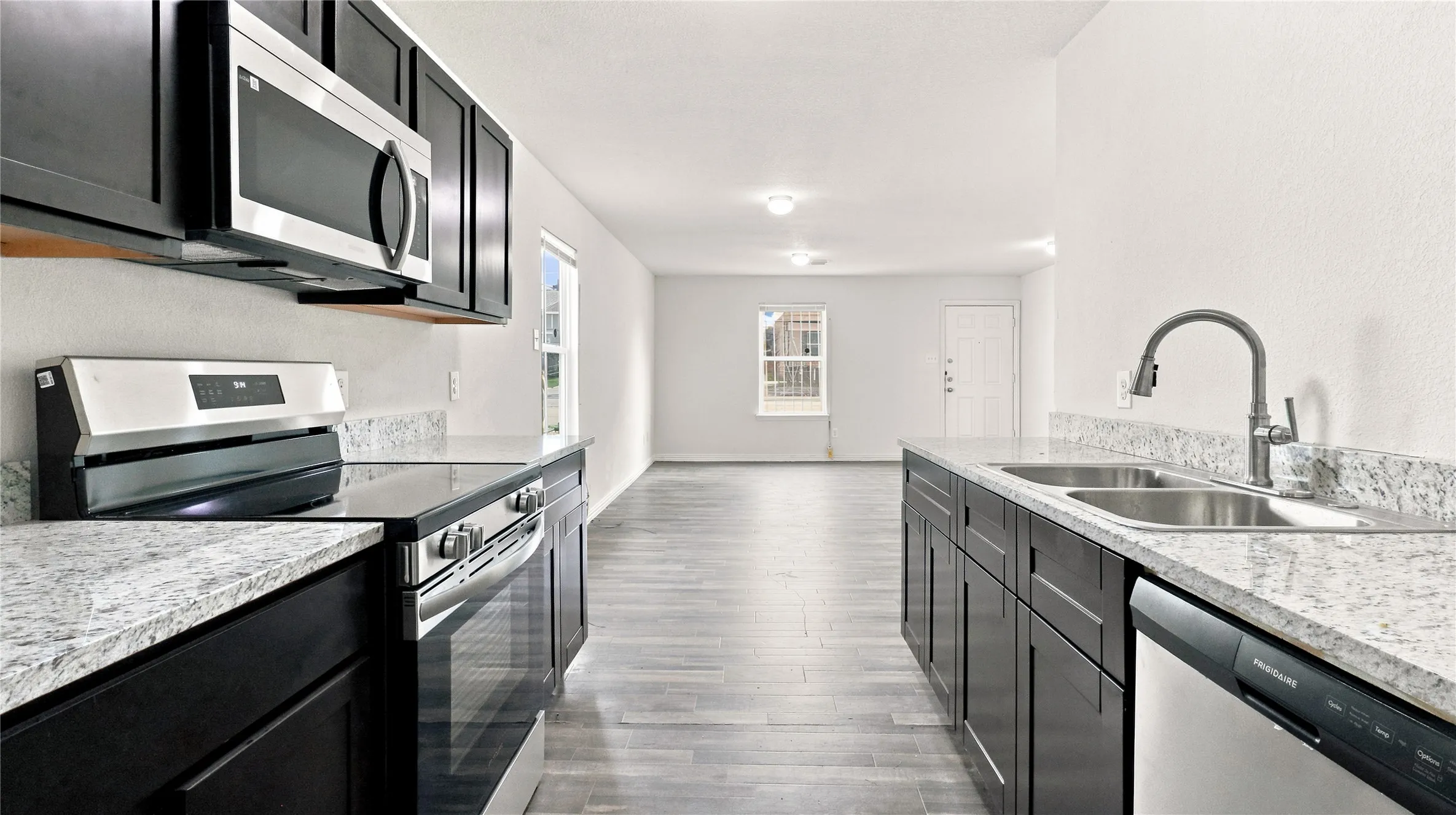 Single Family Residence For Sale in Tarrant County , 3204 Avenue L, Fort Worth, Texas 76105, 3 Bedroom, 2 Bathroom, Garage spaces, 1,090 Sqft, built in 2020, mls#21338976, Real Estate Agent in Fort Worth, Homes For Sale in Tarrant county, Homes For Sale in Fort Worth, Realtor in Fort Worth Texas, Real Estate Brokerage Independent Realty Texas, Luminita Cordes Realtor