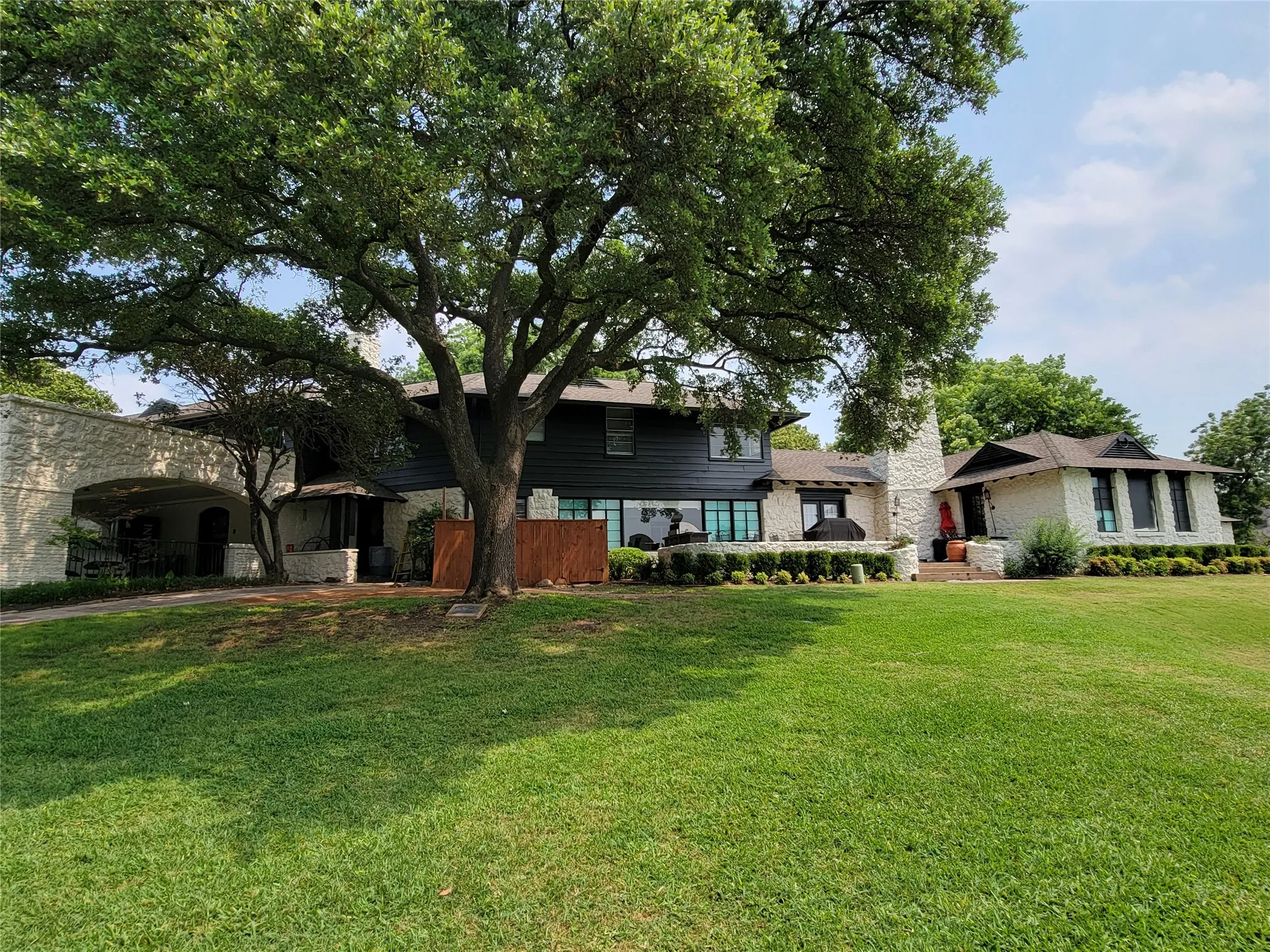 Club House with several meeting and party rooms, full kitchen and patio.  Available to owners for parties