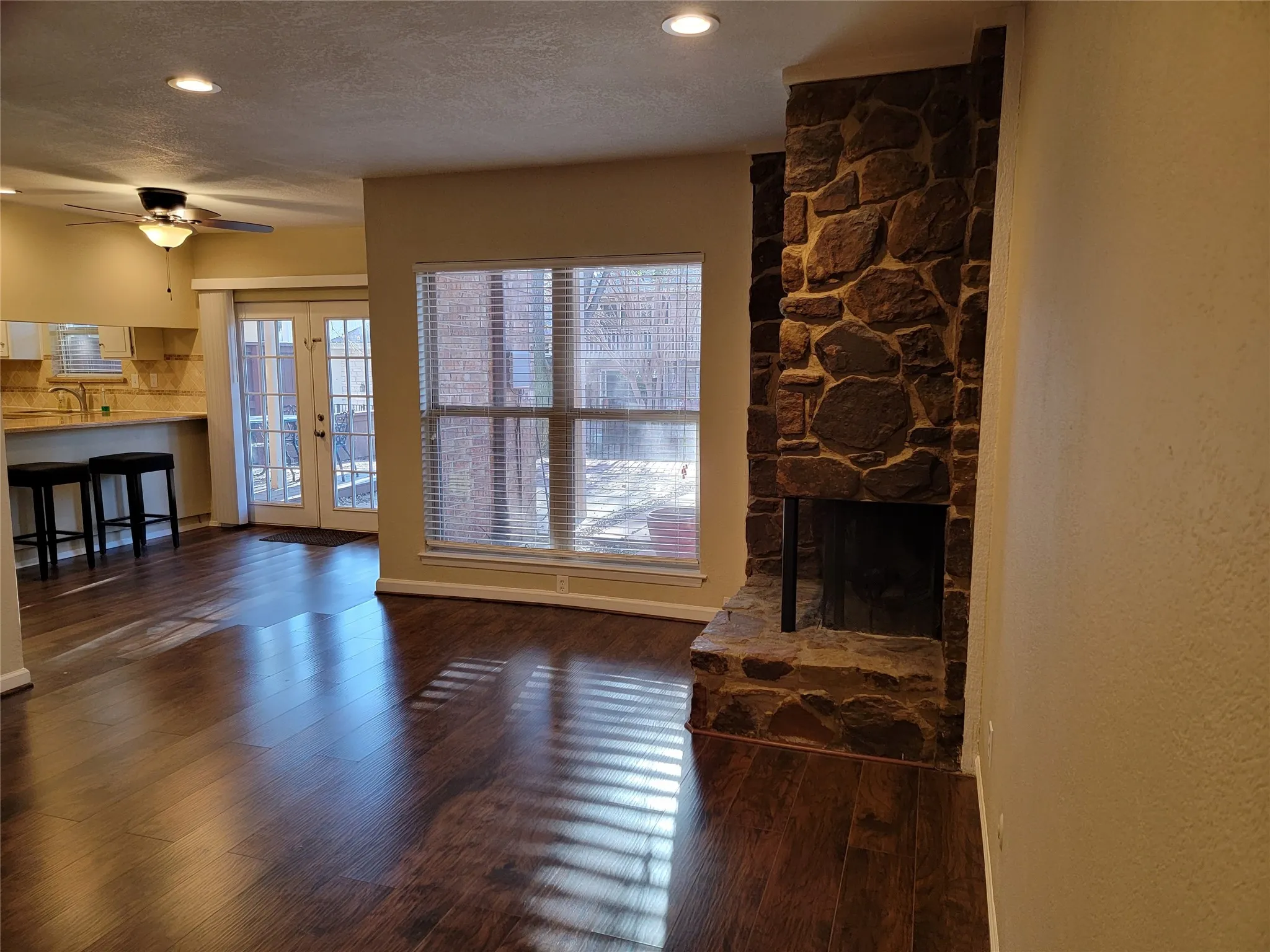 Townhouse For Rent in Dallas County , 2908 Shady Lake Circle, Carrollton, Texas 75006, 3 Bedroom, 3 Bathroom, 2 Garage spaces, 1,806 Sqft, built in 1972, mls#21336790, Real Estate Agent in Carrollton, Homes For Rent in Dallas county, Homes For Rent in Carrollton, Realtor in Carrollton Texas, Real Estate Brokerage Independent Realty Texas, Luminita Cordes Realtor