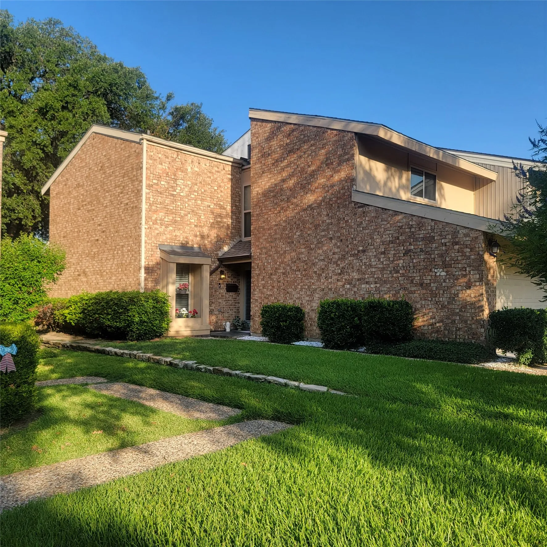 Townhouse For Rent in Dallas County , 2908 Shady Lake Circle, Carrollton, Texas 75006, 3 Bedroom, 3 Bathroom, 2 Garage spaces, 1,806 Sqft, built in 1972, mls#21336790, Real Estate Agent in Carrollton, Homes For Rent in Dallas county, Homes For Rent in Carrollton, Realtor in Carrollton Texas, Real Estate Brokerage Independent Realty Texas, Luminita Cordes Realtor