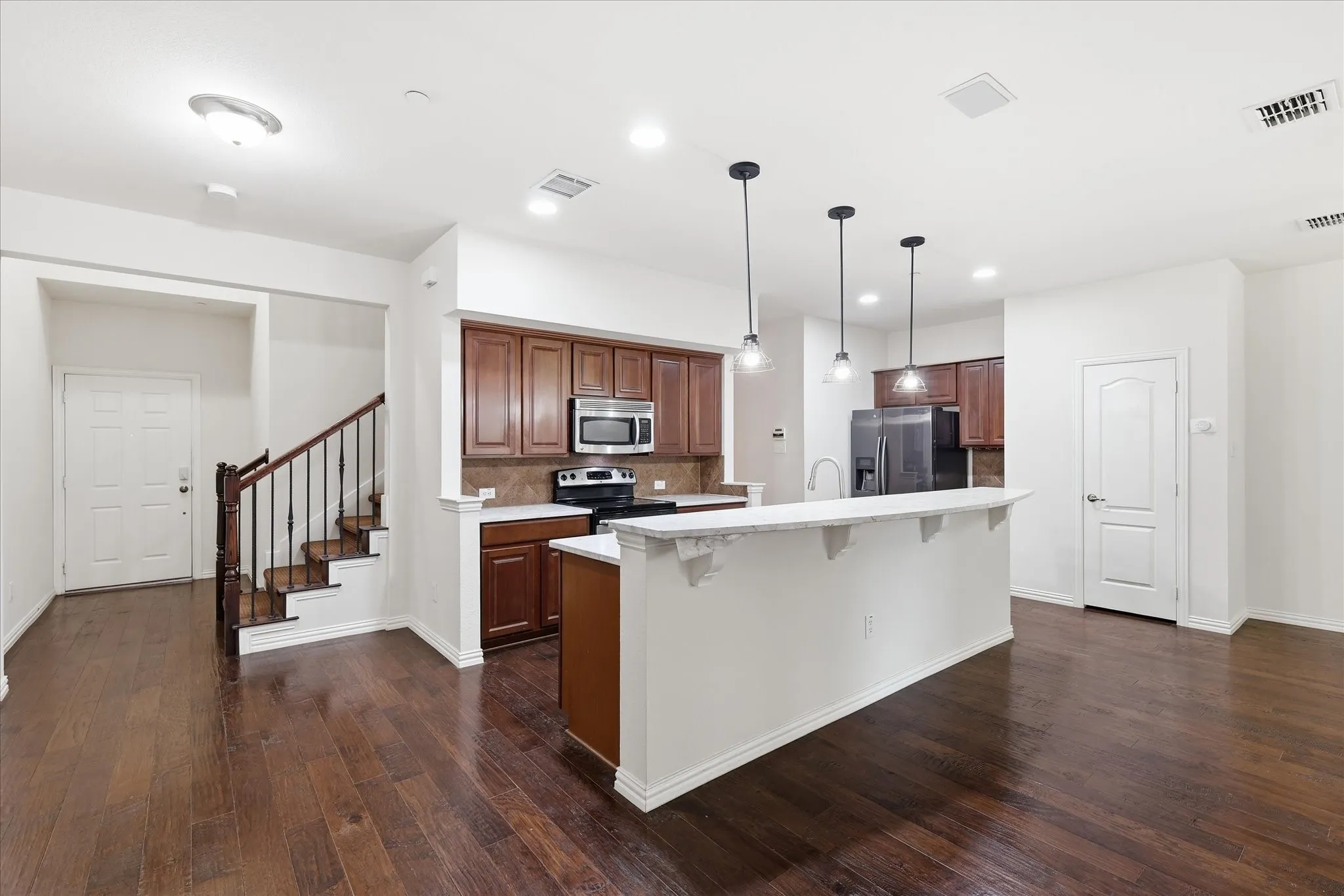 Townhouse For Rent in Denton County , 2649 Jacobson Drive, Lewisville, Texas 75067, 3 Bedroom, 3 Bathroom, 2 Garage spaces, 1,937 Sqft, built in 2009, Price $2,650, mls#21338987, Real Estate Agent in Lewisville, Homes For Rent in Denton county, Homes For Rent in Lewisville, Realtor in Lewisville Texas, Real Estate Brokerage Independent Realty Texas, Luminita Cordes Realtor