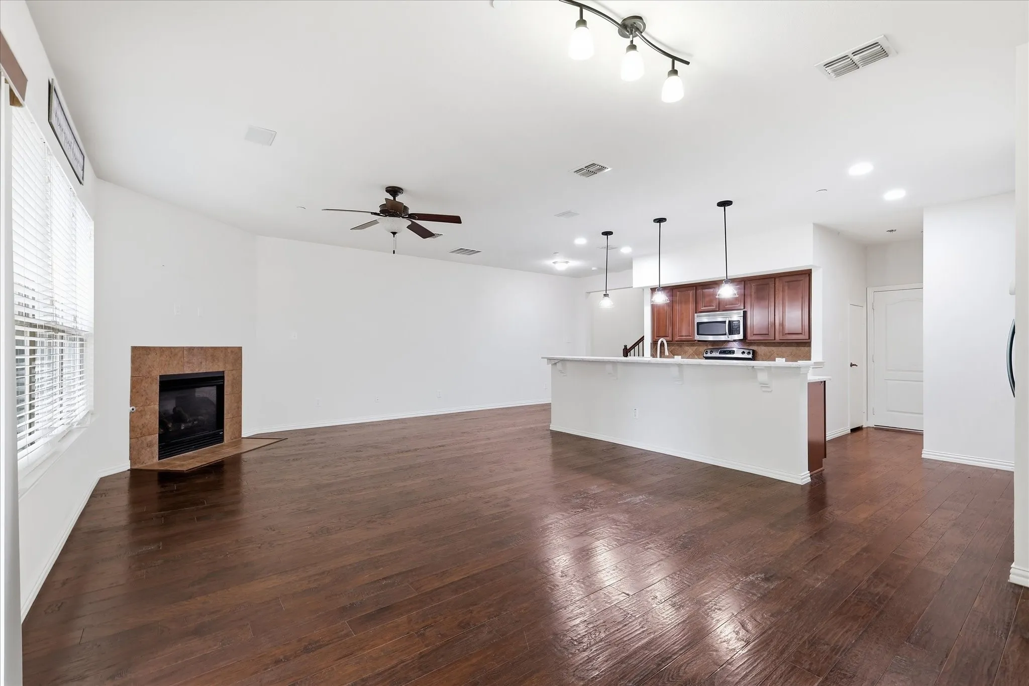 Townhouse For Rent in Denton County , 2649 Jacobson Drive, Lewisville, Texas 75067, 3 Bedroom, 3 Bathroom, 2 Garage spaces, 1,937 Sqft, built in 2009, Price $2,650, mls#21338987, Real Estate Agent in Lewisville, Homes For Rent in Denton county, Homes For Rent in Lewisville, Realtor in Lewisville Texas, Real Estate Brokerage Independent Realty Texas, Luminita Cordes Realtor