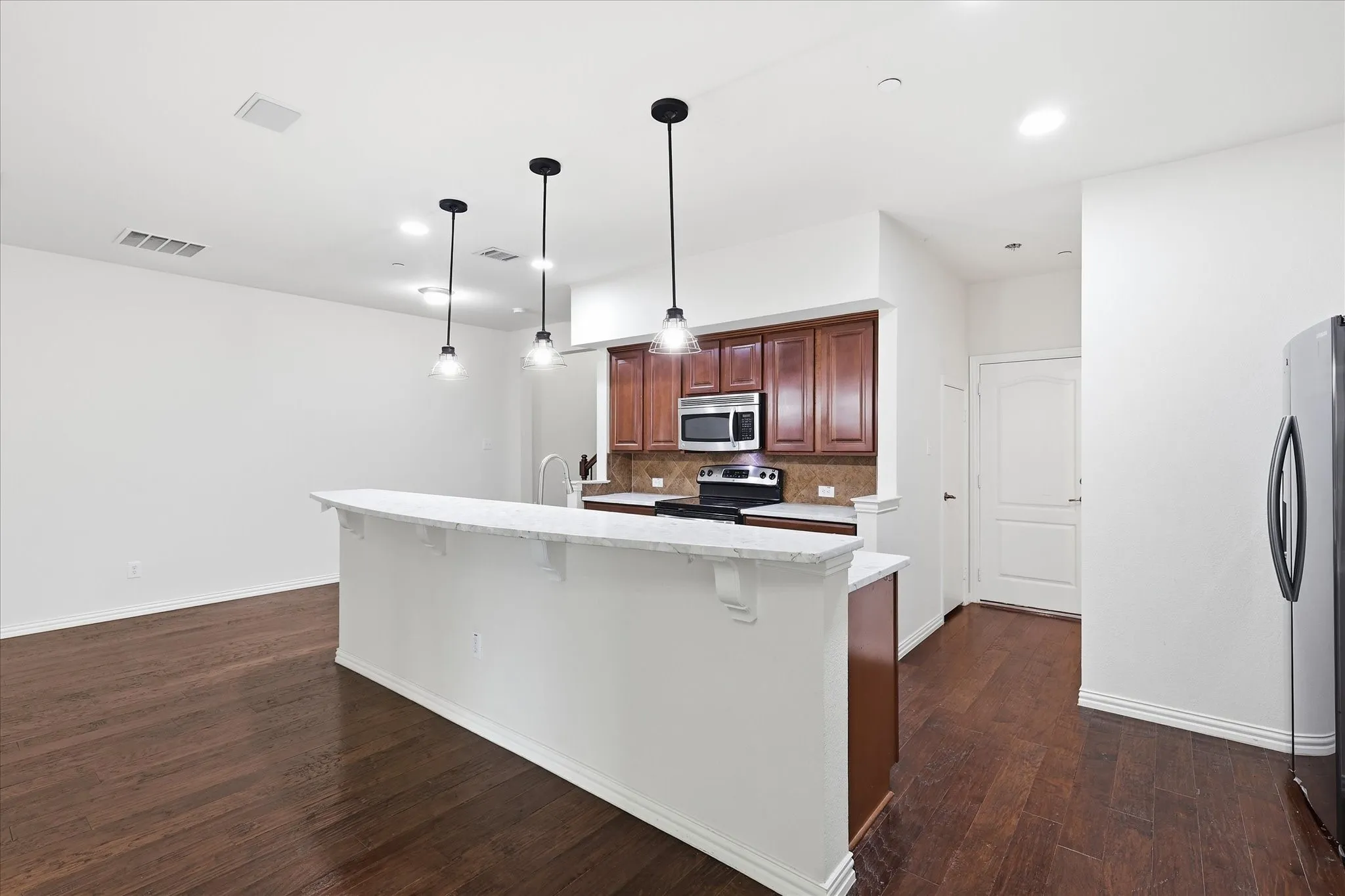 Townhouse For Rent in Denton County , 2649 Jacobson Drive, Lewisville, Texas 75067, 3 Bedroom, 3 Bathroom, 2 Garage spaces, 1,937 Sqft, built in 2009, Price $2,650, mls#21338987, Real Estate Agent in Lewisville, Homes For Rent in Denton county, Homes For Rent in Lewisville, Realtor in Lewisville Texas, Real Estate Brokerage Independent Realty Texas, Luminita Cordes Realtor