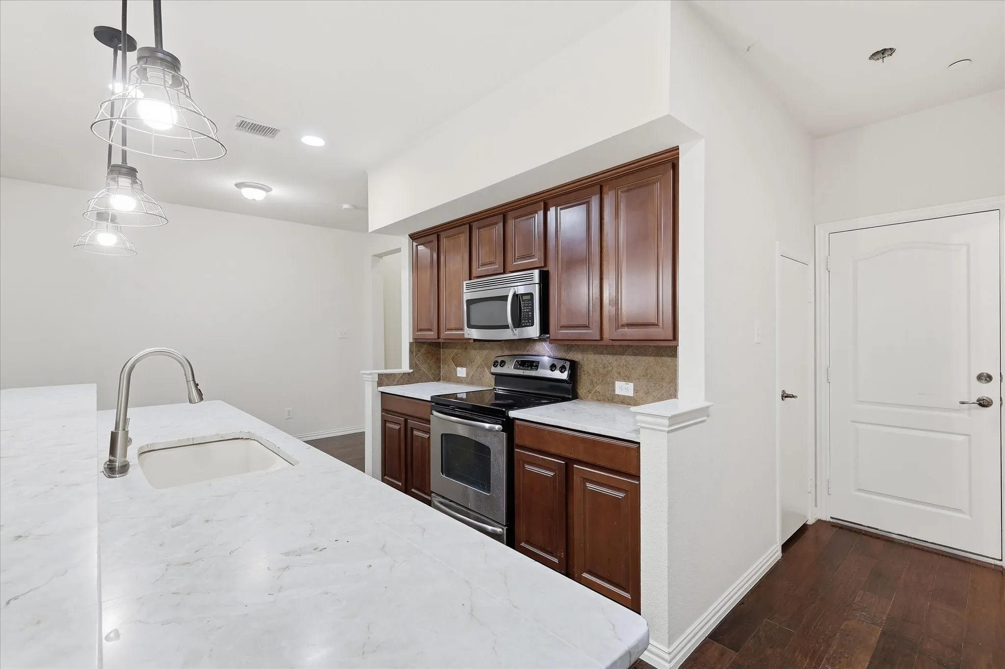 Townhouse For Rent in Denton County , 2649 Jacobson Drive, Lewisville, Texas 75067, 3 Bedroom, 3 Bathroom, 2 Garage spaces, 1,937 Sqft, built in 2009, Price $2,650, mls#21338987, Real Estate Agent in Lewisville, Homes For Rent in Denton county, Homes For Rent in Lewisville, Realtor in Lewisville Texas, Real Estate Brokerage Independent Realty Texas, Luminita Cordes Realtor