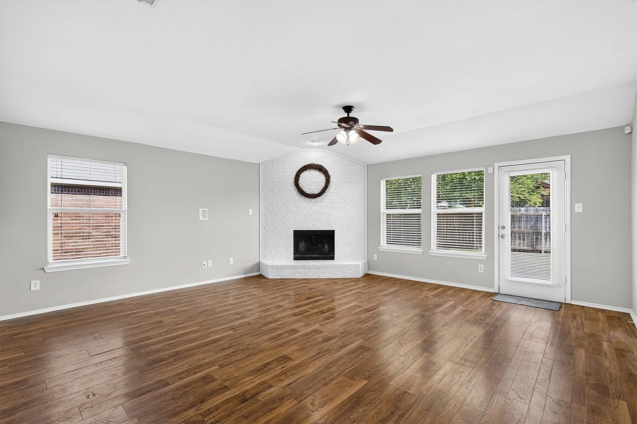 Single Family Residence For Sale in Rockwall County , 2900 Marsha Lane, Royse City, Texas 75189, 3 Bedroom, 2 Bathroom, 2 Garage spaces, 2,024 Sqft, built in 2007, mls#21338171, Real Estate Agent in Royse City, Homes For Sale in Rockwall county, Homes For Sale in Royse City, Realtor in Royse City Texas, Real Estate Brokerage Independent Realty Texas, Luminita Cordes Realtor