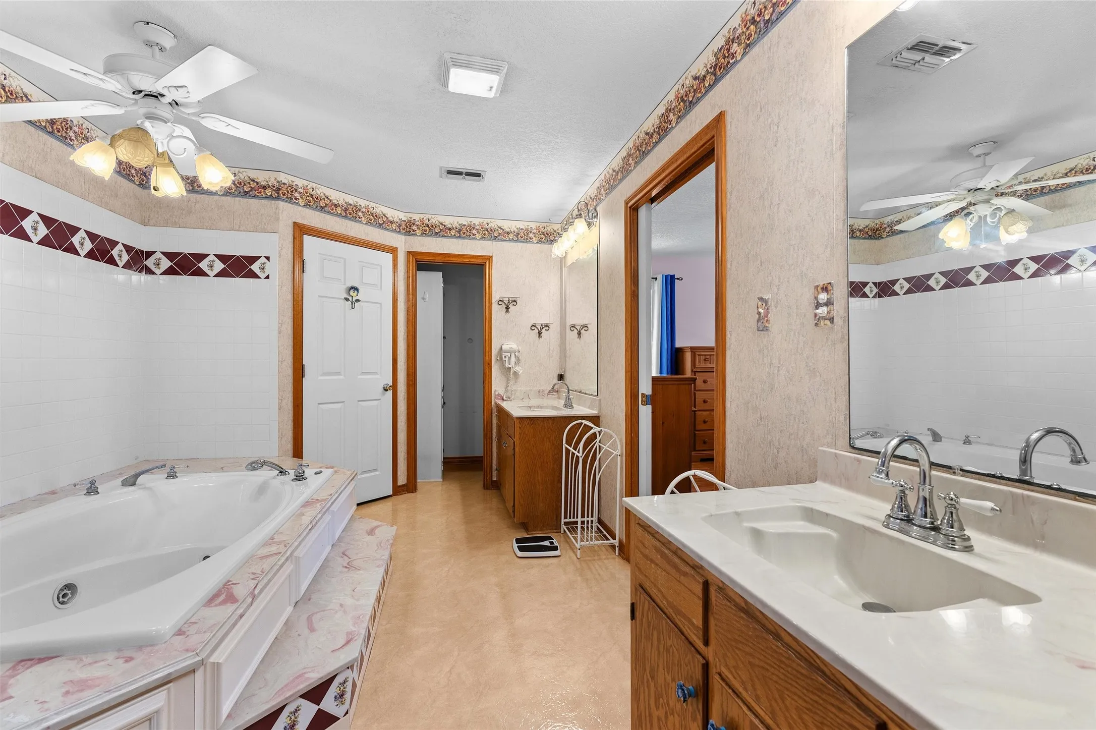 Single Family Residence For Sale in Panola County , 113 County Road 1844, Carthage, Texas 75633, 7 Bedroom, 4 Bathroom, Garage spaces, 4,350 Sqft, built in 1970, Price $679,000, mls#21338997, Real Estate Agent in Carthage, Homes For Sale in Panola county, Homes For Sale in Carthage, Realtor in Carthage Texas, Real Estate Brokerage Independent Realty Texas, Luminita Cordes Realtor