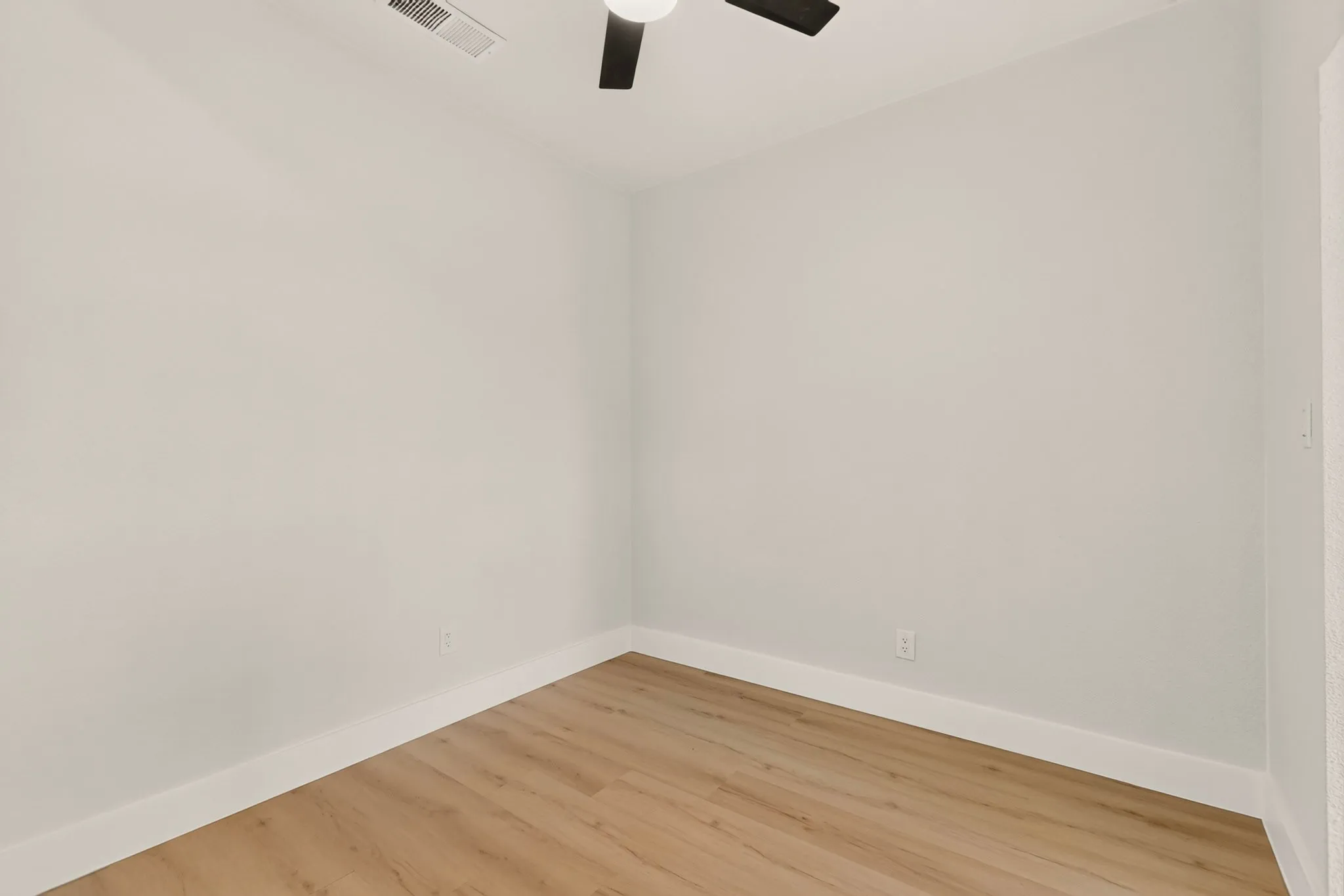 Condominium For Sale in Dallas County , 8600 Coppertowne Lane 1407, Dallas, Texas 75243, 1 Bedroom, 1 Bathroom, Garage spaces, 713 Sqft, built in 1983, mls#21338938, Real Estate Agent in Dallas, Homes For Sale in Dallas county, Homes For Sale in Dallas, Realtor in Dallas Texas, Real Estate Brokerage Independent Realty Texas, Luminita Cordes Realtor