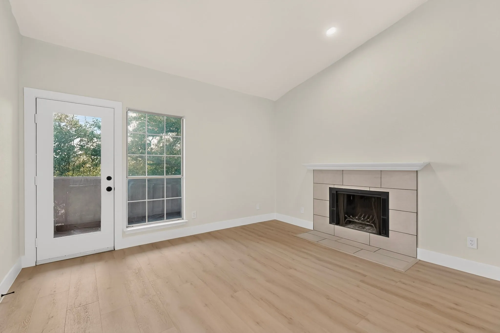 Condominium For Sale in Dallas County , 8600 Coppertowne Lane 1407, Dallas, Texas 75243, 1 Bedroom, 1 Bathroom, Garage spaces, 713 Sqft, built in 1983, mls#21338938, Real Estate Agent in Dallas, Homes For Sale in Dallas county, Homes For Sale in Dallas, Realtor in Dallas Texas, Real Estate Brokerage Independent Realty Texas, Luminita Cordes Realtor