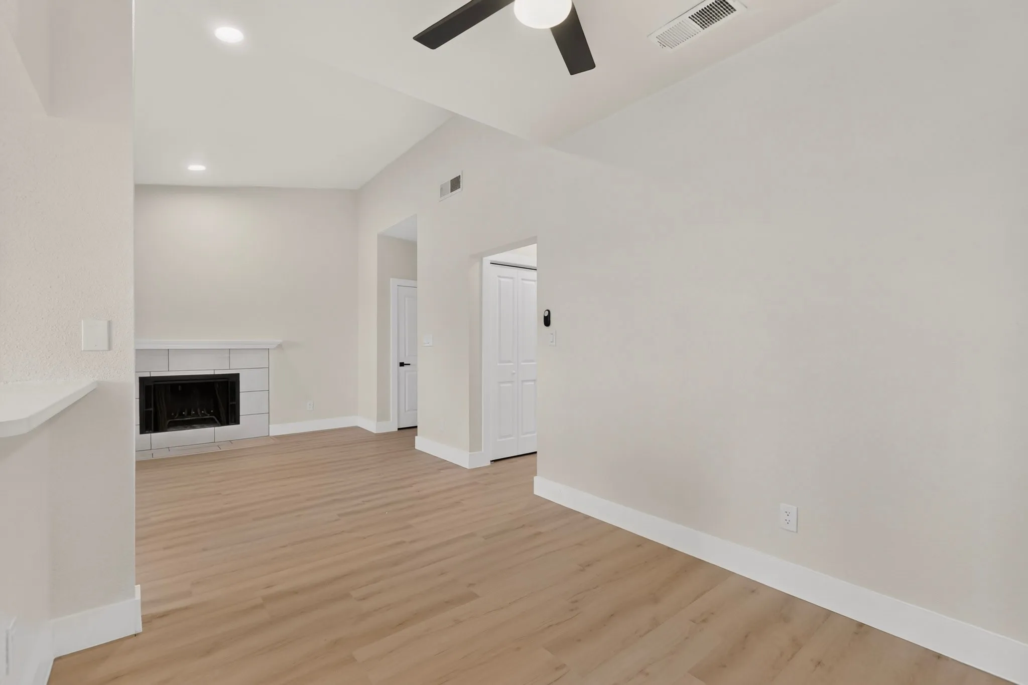 Condominium For Sale in Dallas County , 8600 Coppertowne Lane 1407, Dallas, Texas 75243, 1 Bedroom, 1 Bathroom, Garage spaces, 713 Sqft, built in 1983, mls#21338938, Real Estate Agent in Dallas, Homes For Sale in Dallas county, Homes For Sale in Dallas, Realtor in Dallas Texas, Real Estate Brokerage Independent Realty Texas, Luminita Cordes Realtor
