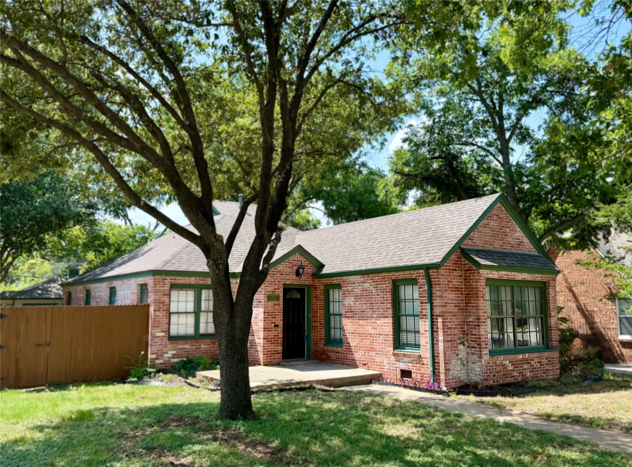 Single Family Residence For Rent in Tarrant County , 3444 Rogers Avenue, Fort Worth, Texas 76109, 3 Bedroom, 2 Bathroom, 2 Garage spaces, 1,673 Sqft, built in 1939, mls#21339010, Real Estate Agent in Fort Worth, Homes For Rent in Tarrant county, Homes For Rent in Fort Worth, Realtor in Fort Worth Texas, Real Estate Brokerage Independent Realty Texas, Luminita Cordes Realtor