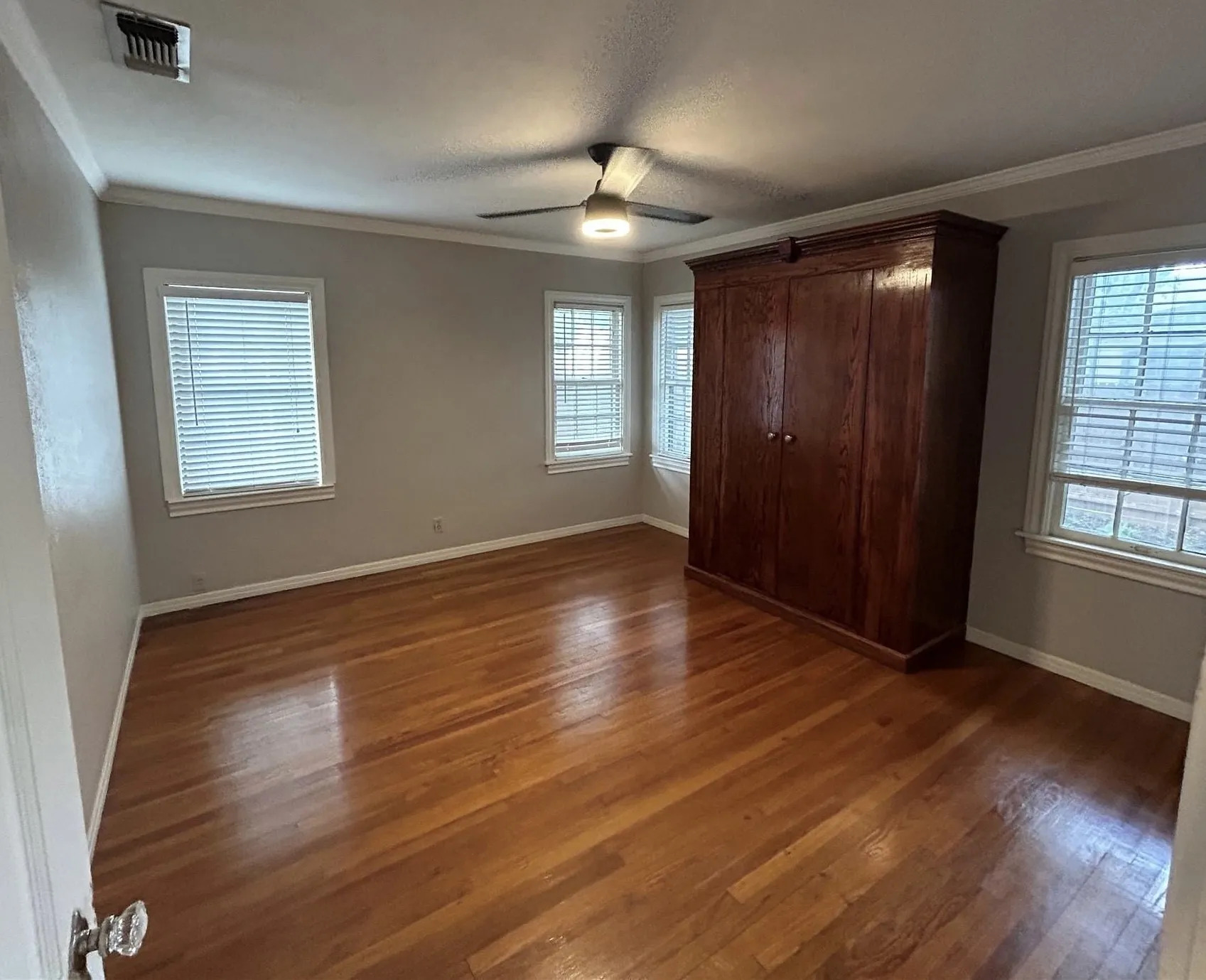 Single Family Residence For Rent in Tarrant County , 3444 Rogers Avenue, Fort Worth, Texas 76109, 3 Bedroom, 2 Bathroom, 2 Garage spaces, 1,673 Sqft, built in 1939, mls#21339010, Real Estate Agent in Fort Worth, Homes For Rent in Tarrant county, Homes For Rent in Fort Worth, Realtor in Fort Worth Texas, Real Estate Brokerage Independent Realty Texas, Luminita Cordes Realtor