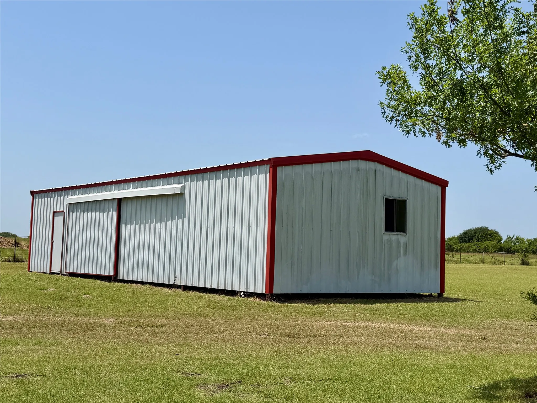 40x20 barn, dirt floors, great equipment storage or stalls