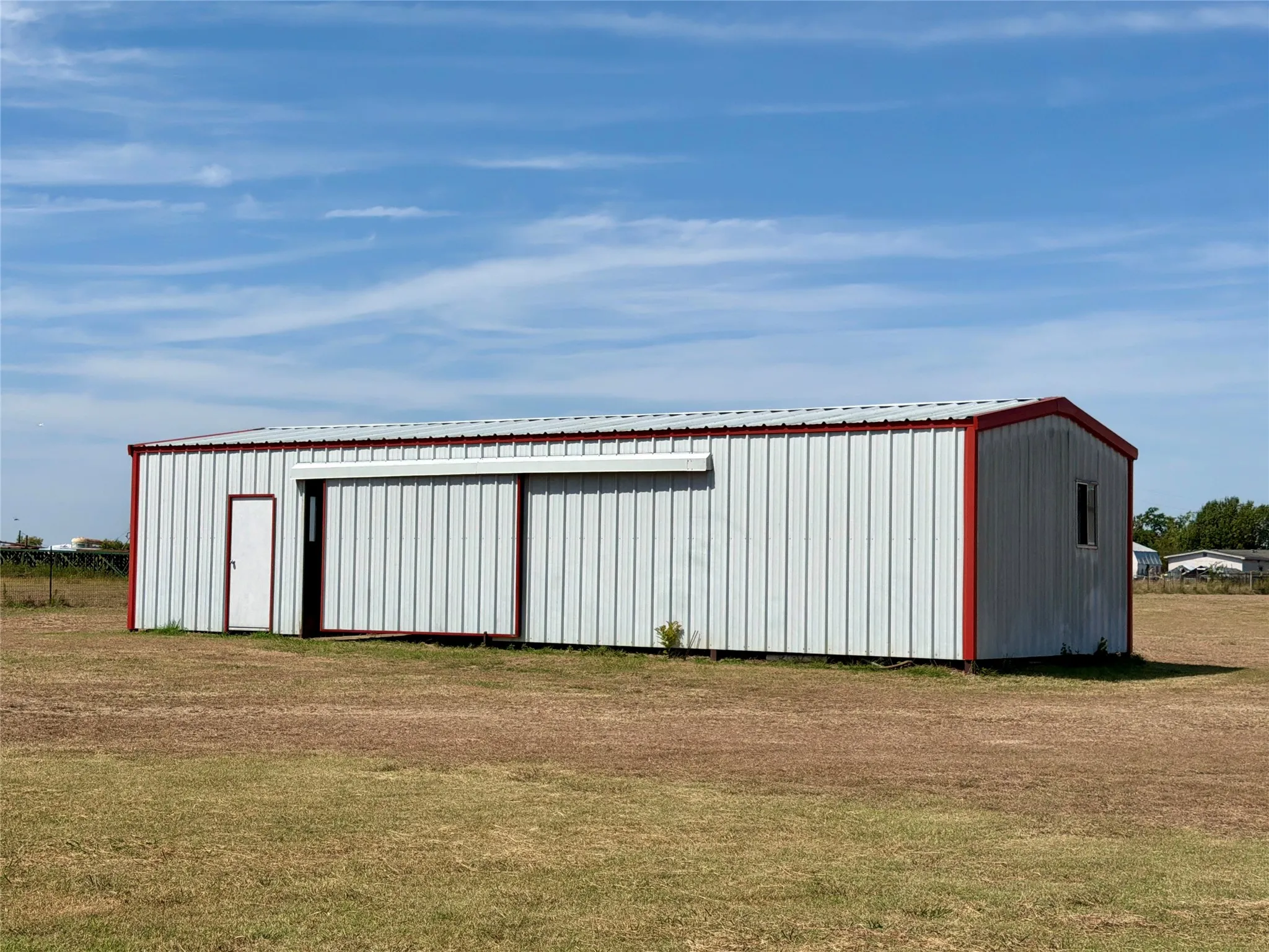 40x20 barn, dirt floors, great for animals or equipment storage

