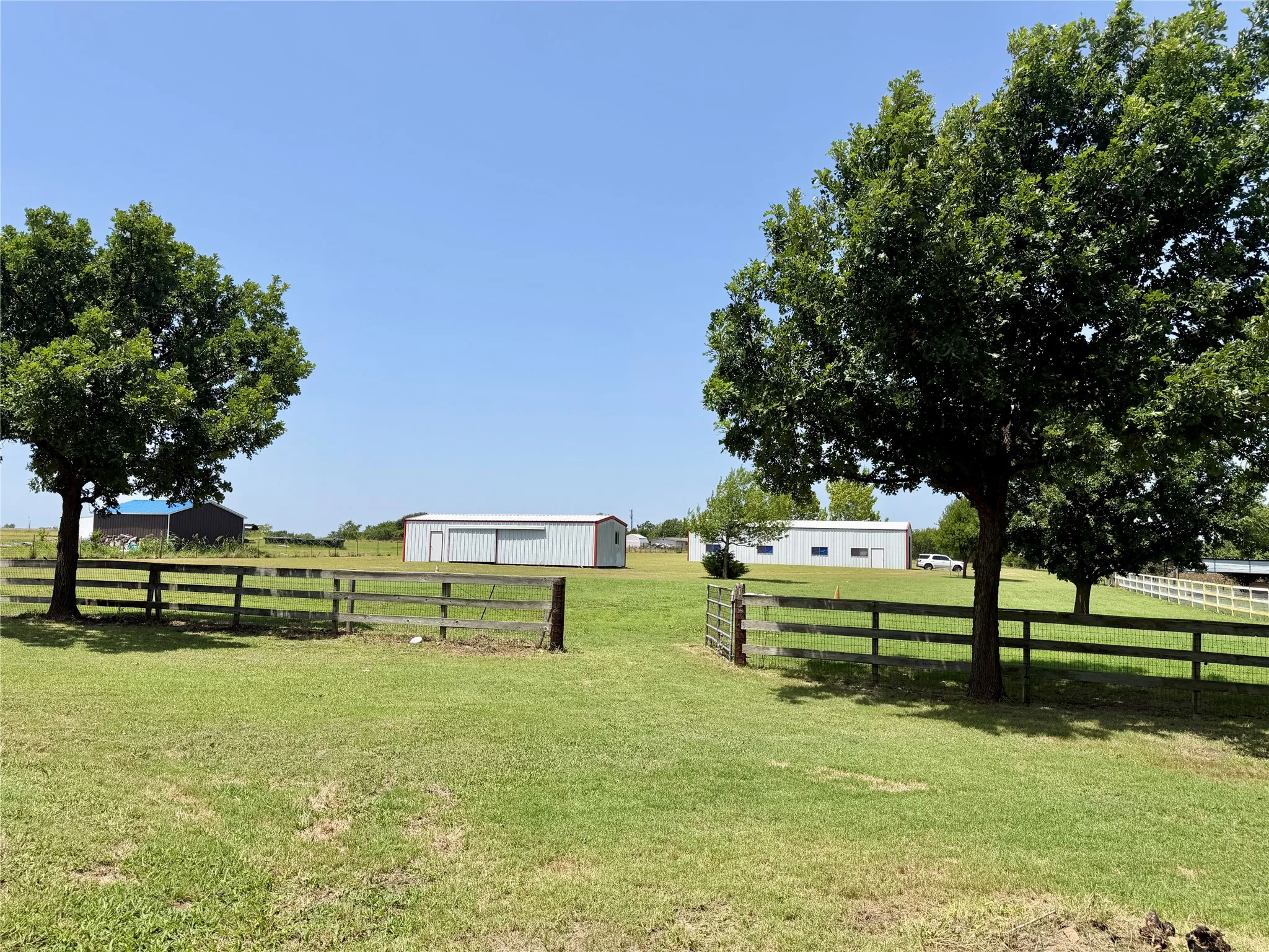 Single Family Residence For Sale in Ellis County , 7830 Mavis Avenue, Waxahachie, Texas 75167, 3 Bedroom, 4 Bathroom, 2 Garage spaces, 2,378 Sqft, built in 2000, mls#21337427, Real Estate Agent in Waxahachie, Homes For Sale in Ellis county, Homes For Sale in Waxahachie, Realtor in Waxahachie Texas, Real Estate Brokerage Independent Realty Texas, Luminita Cordes Realtor