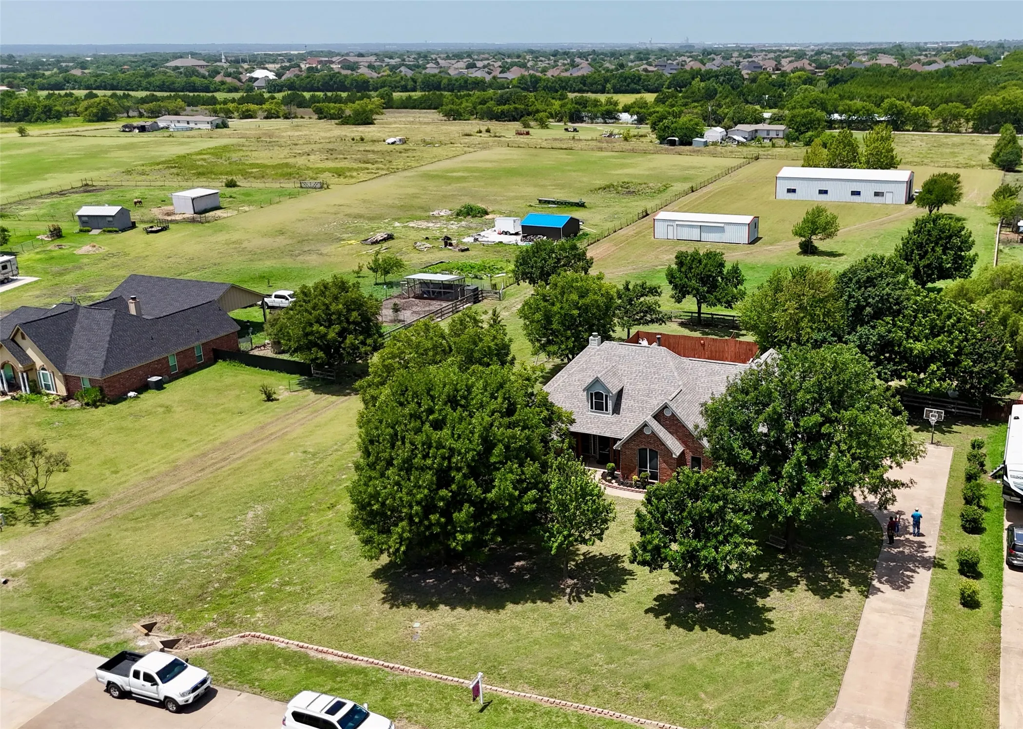Single Family Residence For Sale in Ellis County , 7830 Mavis Avenue, Waxahachie, Texas 75167, 3 Bedroom, 4 Bathroom, 2 Garage spaces, 2,378 Sqft, built in 2000, mls#21337427, Real Estate Agent in Waxahachie, Homes For Sale in Ellis county, Homes For Sale in Waxahachie, Realtor in Waxahachie Texas, Real Estate Brokerage Independent Realty Texas, Luminita Cordes Realtor