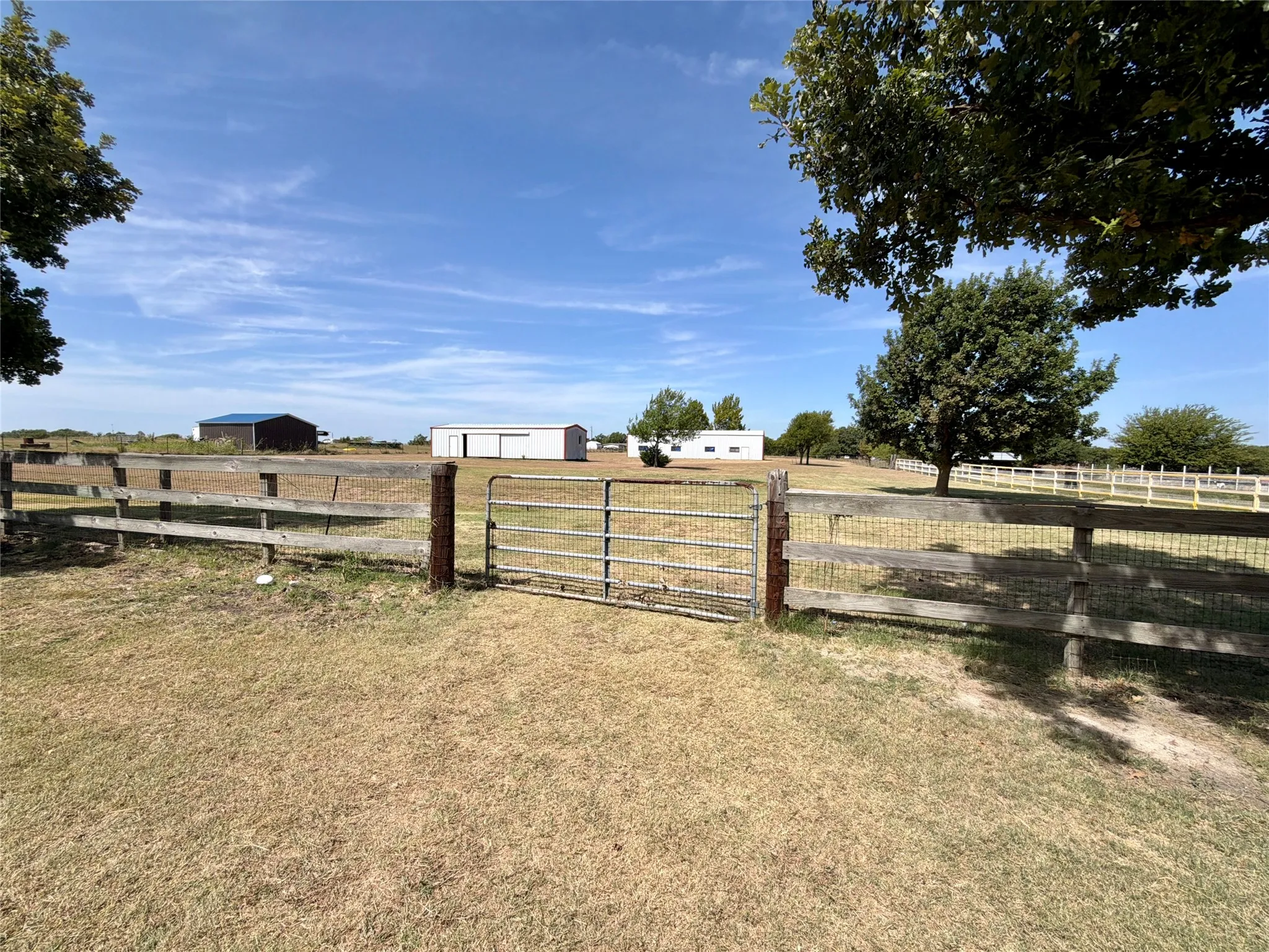 Single Family Residence For Sale in Ellis County , 7830 Mavis Avenue, Waxahachie, Texas 75167, 3 Bedroom, 4 Bathroom, 2 Garage spaces, 2,378 Sqft, built in 2000, mls#21337427, Real Estate Agent in Waxahachie, Homes For Sale in Ellis county, Homes For Sale in Waxahachie, Realtor in Waxahachie Texas, Real Estate Brokerage Independent Realty Texas, Luminita Cordes Realtor