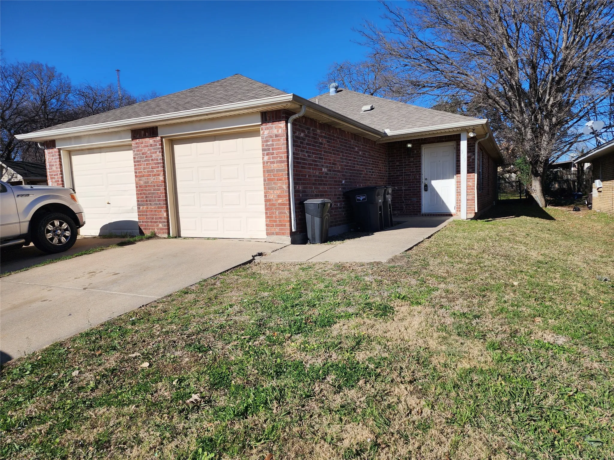Duplex For Rent in Tarrant County , 939 Baker Street, Fort Worth, Texas 76104, 3 Bedroom, 2 Bathroom, 1 Garage spaces, 992 Sqft, built in 2005, mls#21339014, Real Estate Agent in Fort Worth, Homes For Rent in Tarrant county, Homes For Rent in Fort Worth, Realtor in Fort Worth Texas, Real Estate Brokerage Independent Realty Texas, Luminita Cordes Realtor