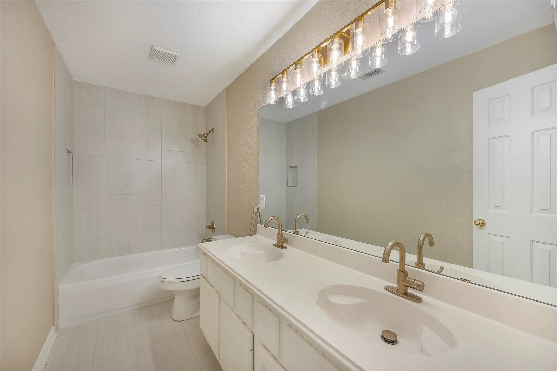 Single Family Residence For Rent in Tarrant County , 109 Killdeer Court, Southlake, Texas 76092, 4 Bedroom, 4 Bathroom, 3 Garage spaces, 2,876 Sqft, built in 1995, mls#21339047, Real Estate Agent in Southlake, Homes For Rent in Tarrant county, Homes For Rent in Southlake, Realtor in Southlake Texas, Real Estate Brokerage Independent Realty Texas, Luminita Cordes Realtor