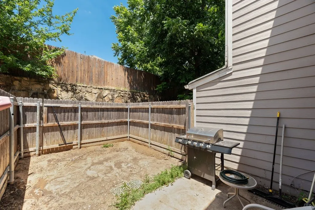 Single Family Residence For Sale in Tarrant County , 28 Abbey Road, Euless, Texas 76039, 1 Bedroom, 2 Bathroom, Garage spaces, 924 Sqft, built in 1983, mls#21338861, Real Estate Agent in Euless, Homes For Sale in Tarrant county, Homes For Sale in Euless, Realtor in Euless Texas, Real Estate Brokerage Independent Realty Texas, Luminita Cordes Realtor