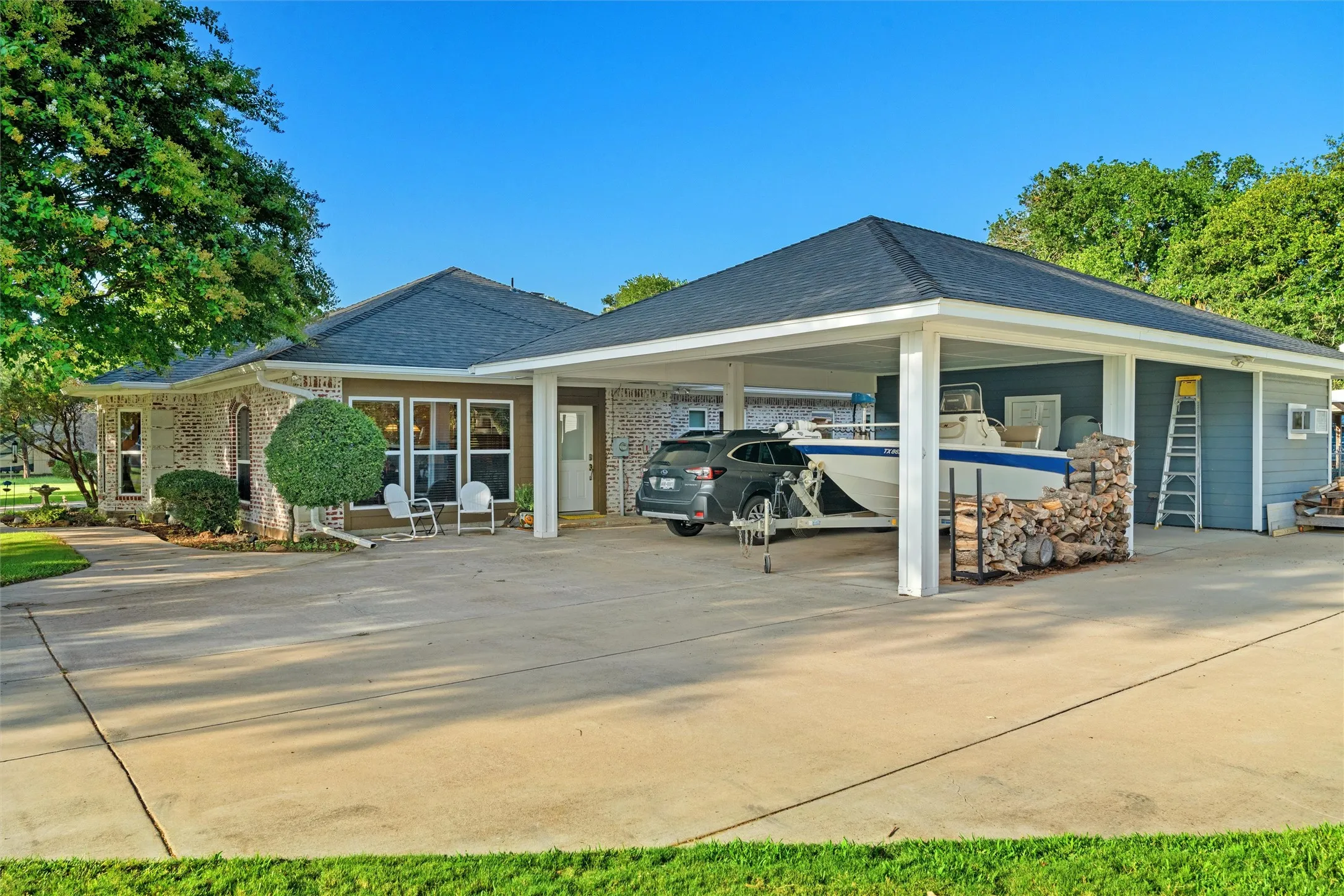 Plenty of room for parking cars, boats, and RVs