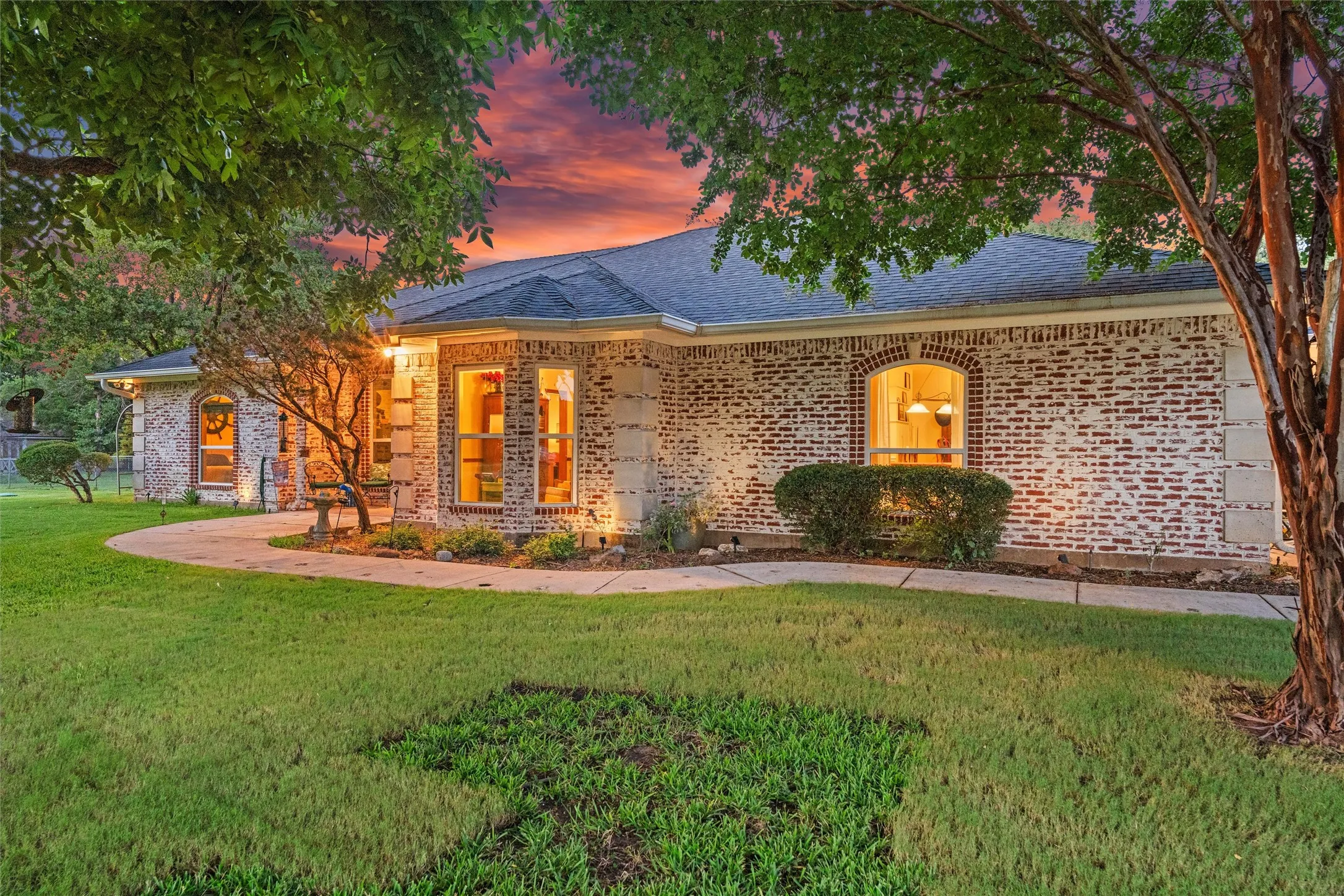 Single Family Residence For Sale in Parker County , 128 Meandering Way, Weatherford, Texas 76086, 4 Bedroom, 3 Bathroom, Garage spaces, 2,712 Sqft, built in 1993, mls#21338509, Real Estate Agent in Weatherford, Homes For Sale in Parker county, Homes For Sale in Weatherford, Realtor in Weatherford Texas, Real Estate Brokerage Independent Realty Texas, Luminita Cordes Realtor