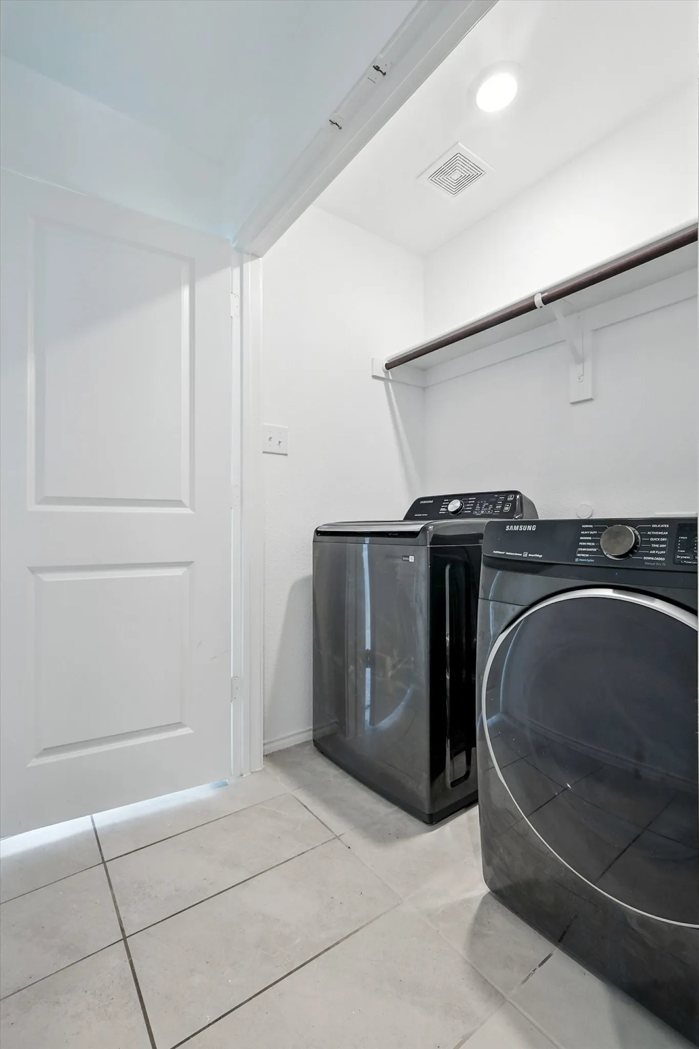 Single Family Residence For Rent in Dallas County , 1653 Bluff View Drive, Hutchins, Texas 75141, 3 Bedrooms, 2 Bathrooms, 2 Garage spaces, 1,325 Sqft, built in 2023, Price $2,200, mls#21339060, Real Estate Agent in Hutchins, Homes For Rent in Dallas county, Homes For Rent in Hutchins, Realtor in Hutchins Texas, Real Estate Brokerage Independent Realty Texas, Luminita Cordes Realtor