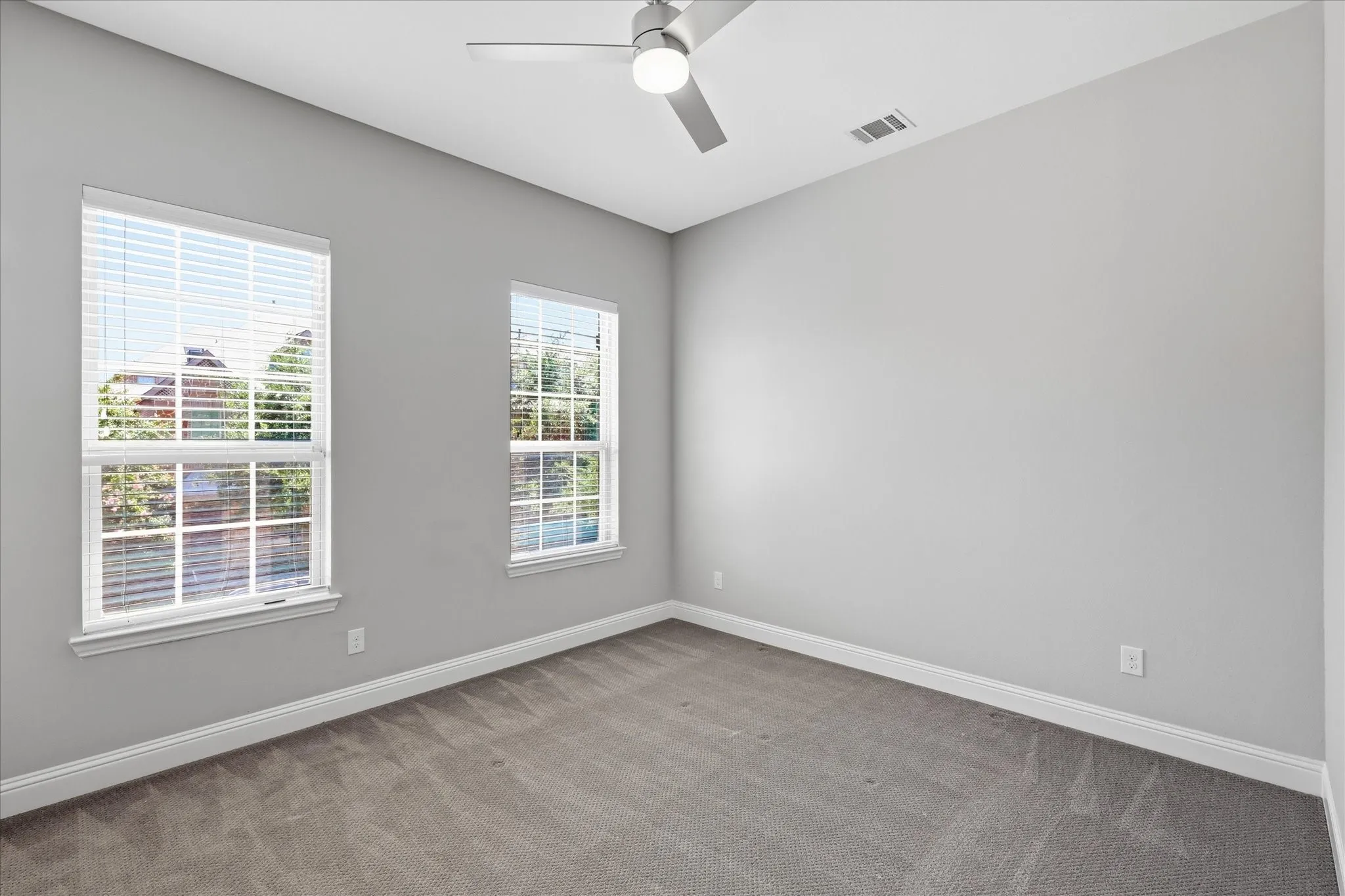 Townhouse For Sale in Dallas County , 521 Reale Drive, Irving, Texas 75039, 3 Bedroom, 4 Bathroom, 2 Garage spaces, 2,610 Sqft, built in 2016, mls#21338550, Real Estate Agent in Irving, Homes For Sale in Dallas county, Homes For Sale in Irving, Realtor in Irving Texas, Real Estate Brokerage Independent Realty Texas, Luminita Cordes Realtor