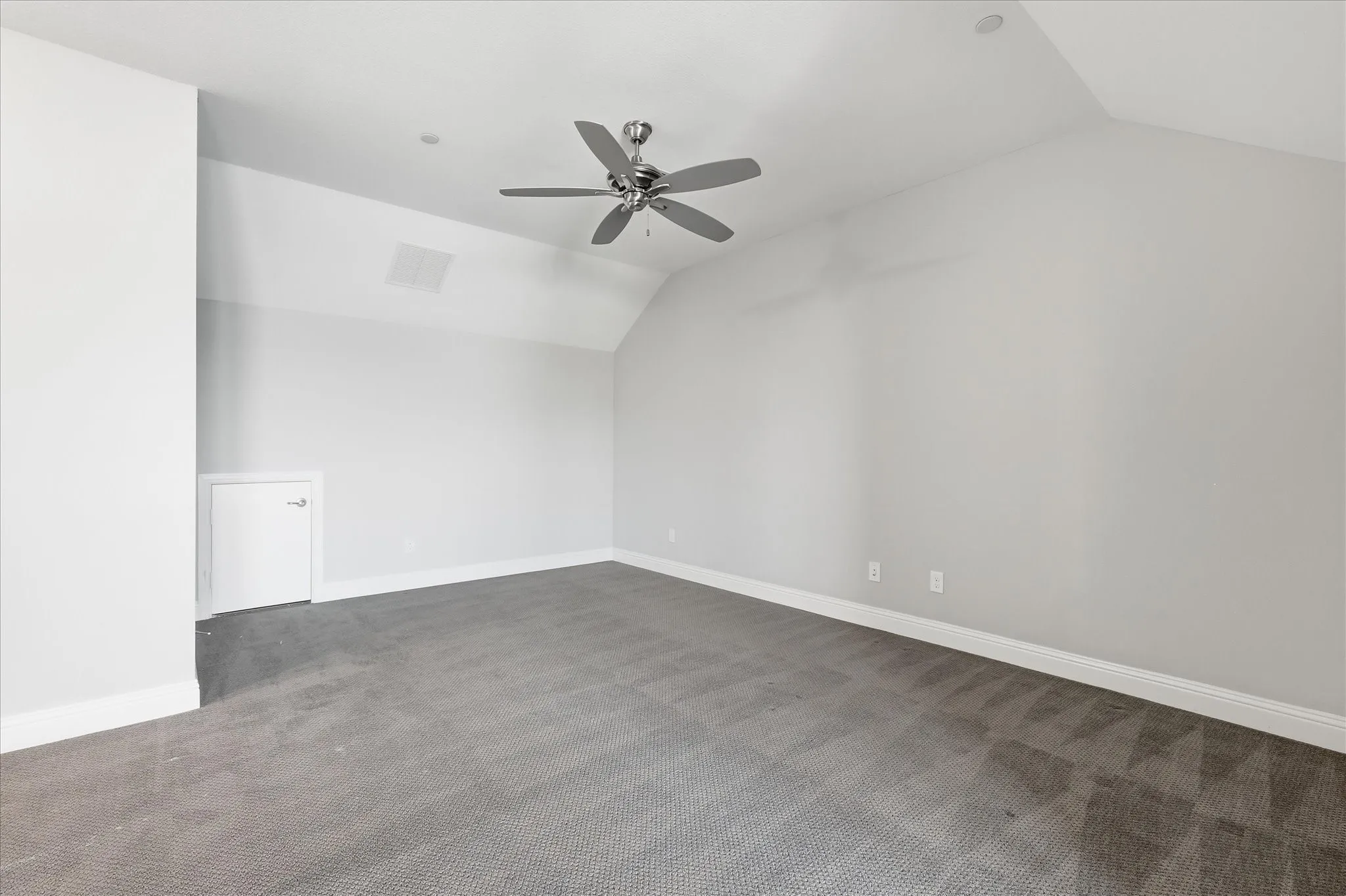 Sloped ceiling room featuring a ceiling fan, recessed lighting, and neutral carpeting