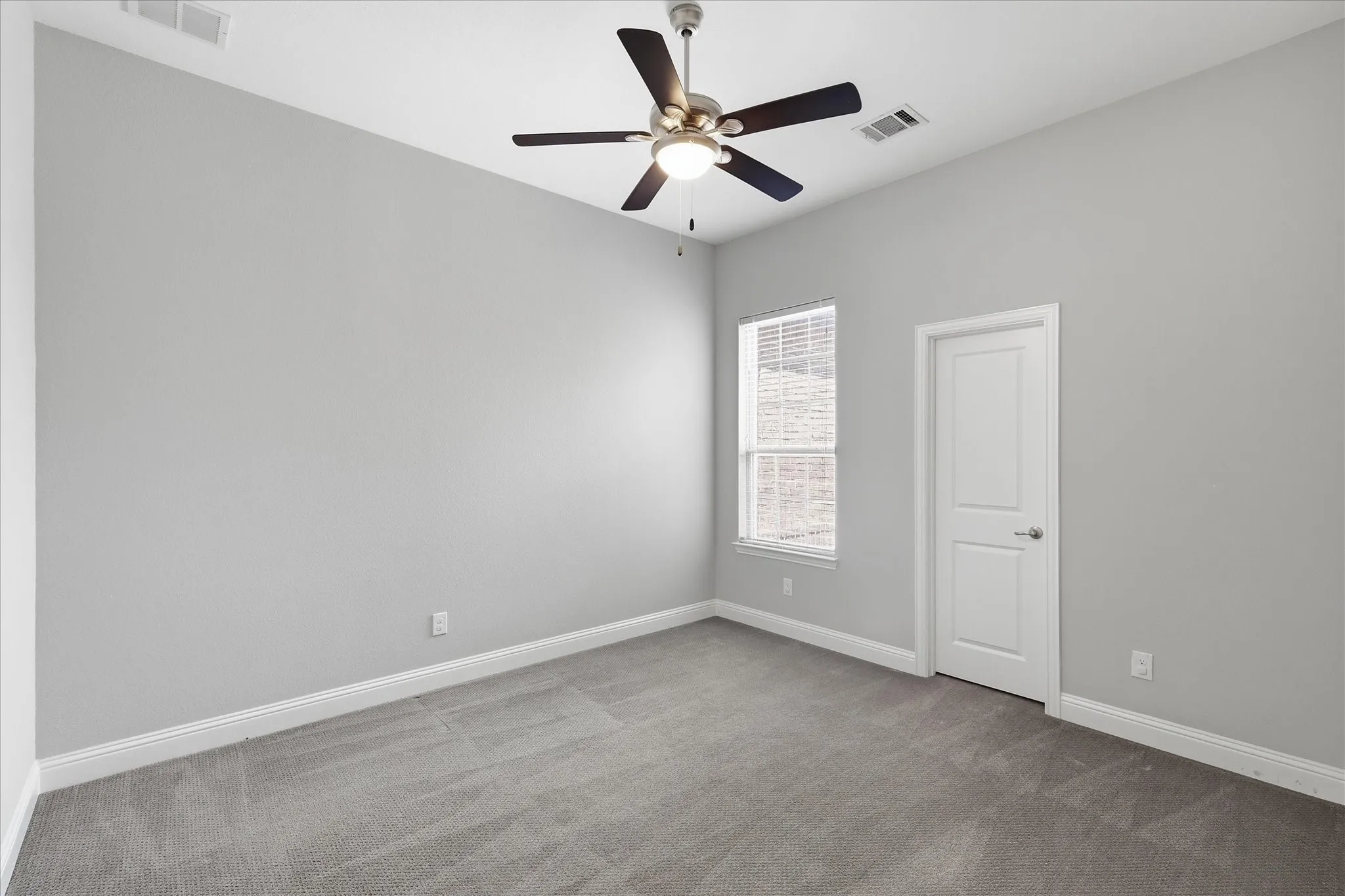 Townhouse For Sale in Dallas County , 521 Reale Drive, Irving, Texas 75039, 3 Bedroom, 4 Bathroom, 2 Garage spaces, 2,610 Sqft, built in 2016, mls#21338550, Real Estate Agent in Irving, Homes For Sale in Dallas county, Homes For Sale in Irving, Realtor in Irving Texas, Real Estate Brokerage Independent Realty Texas, Luminita Cordes Realtor