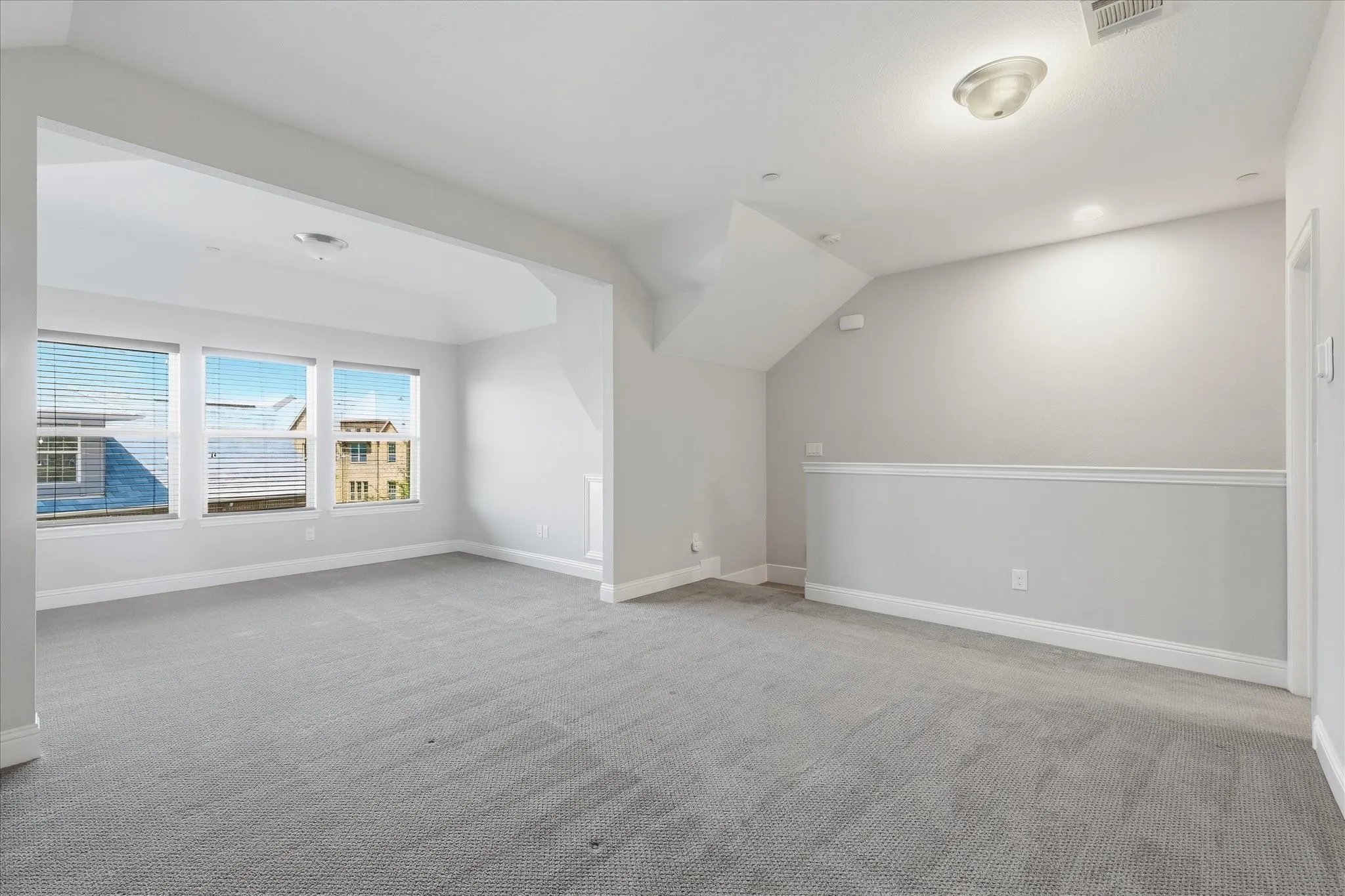 Townhouse For Sale in Dallas County , 521 Reale Drive, Irving, Texas 75039, 3 Bedroom, 4 Bathroom, 2 Garage spaces, 2,610 Sqft, built in 2016, mls#21338550, Real Estate Agent in Irving, Homes For Sale in Dallas county, Homes For Sale in Irving, Realtor in Irving Texas, Real Estate Brokerage Independent Realty Texas, Luminita Cordes Realtor