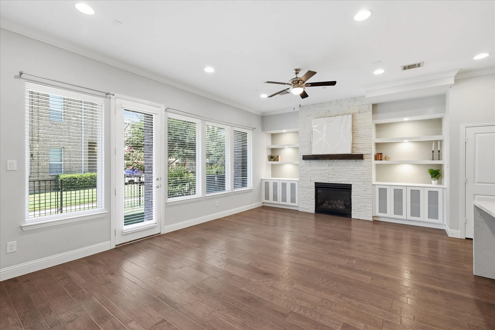 Townhouse For Sale in Dallas County , 521 Reale Drive, Irving, Texas 75039, 3 Bedroom, 4 Bathroom, 2 Garage spaces, 2,610 Sqft, built in 2016, mls#21338550, Real Estate Agent in Irving, Homes For Sale in Dallas county, Homes For Sale in Irving, Realtor in Irving Texas, Real Estate Brokerage Independent Realty Texas, Luminita Cordes Realtor