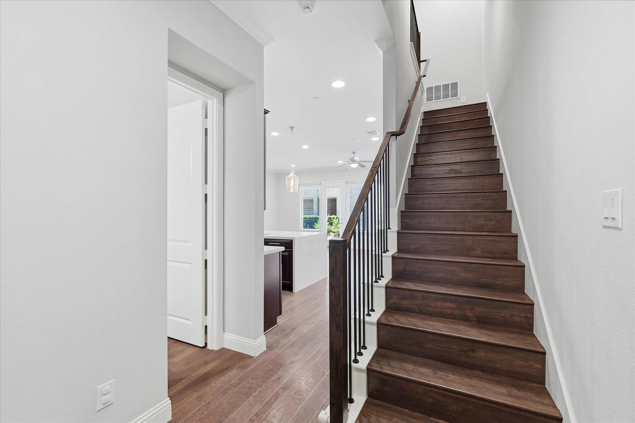 Townhouse For Sale in Dallas County , 521 Reale Drive, Irving, Texas 75039, 3 Bedroom, 4 Bathroom, 2 Garage spaces, 2,610 Sqft, built in 2016, mls#21338550, Real Estate Agent in Irving, Homes For Sale in Dallas county, Homes For Sale in Irving, Realtor in Irving Texas, Real Estate Brokerage Independent Realty Texas, Luminita Cordes Realtor