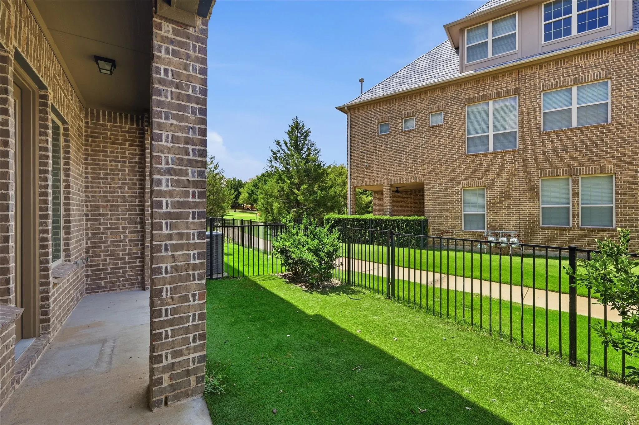 Townhouse For Sale in Dallas County , 521 Reale Drive, Irving, Texas 75039, 3 Bedroom, 4 Bathroom, 2 Garage spaces, 2,610 Sqft, built in 2016, mls#21338550, Real Estate Agent in Irving, Homes For Sale in Dallas county, Homes For Sale in Irving, Realtor in Irving Texas, Real Estate Brokerage Independent Realty Texas, Luminita Cordes Realtor