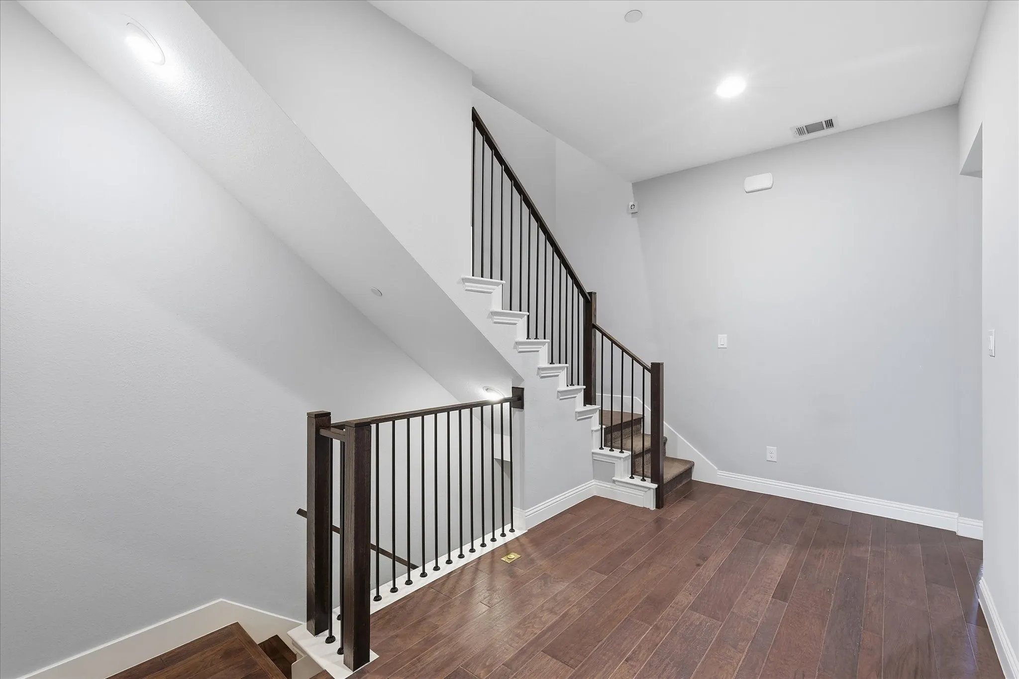 Townhouse For Sale in Dallas County , 521 Reale Drive, Irving, Texas 75039, 3 Bedroom, 4 Bathroom, 2 Garage spaces, 2,610 Sqft, built in 2016, mls#21338550, Real Estate Agent in Irving, Homes For Sale in Dallas county, Homes For Sale in Irving, Realtor in Irving Texas, Real Estate Brokerage Independent Realty Texas, Luminita Cordes Realtor