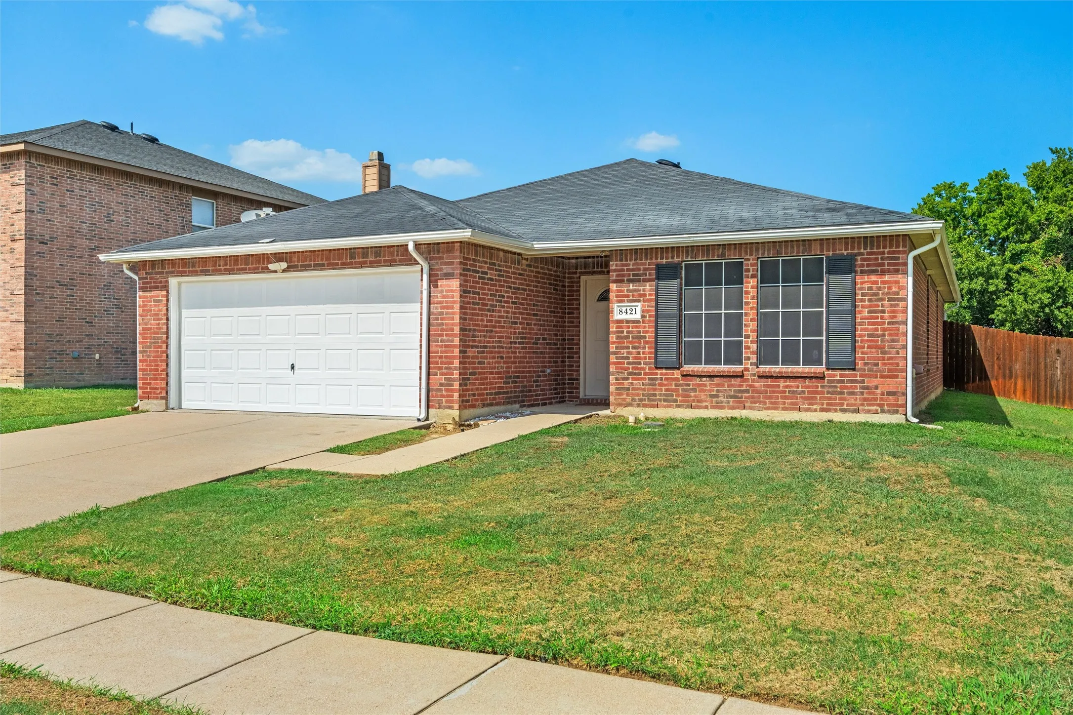 Single Family Residence For Sale in Tarrant County , 8421 River Bluffs Drive, Arlington, Texas 76002, 3 Bedroom, 2 Bathroom, 2 Garage spaces, 1,639 Sqft, built in 2006, mls#21321690, Real Estate Agent in Arlington, Homes For Sale in Tarrant county, Homes For Sale in Arlington, Realtor in Arlington Texas, Real Estate Brokerage Independent Realty Texas, Luminita Cordes Realtor